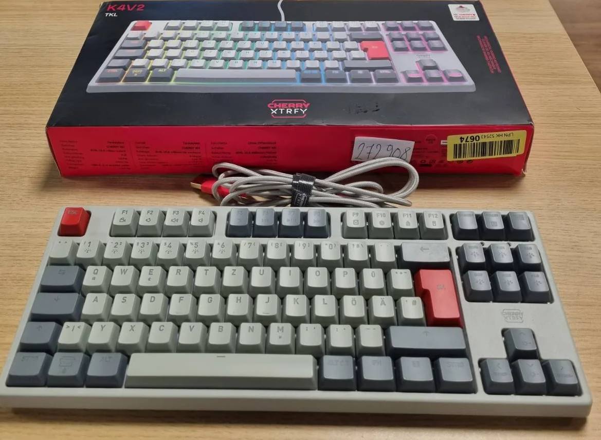 272908 - CHERRY XTRFY K4V2 Tastierë Lojërash me Tel, Paraqitje Gjermane (QWERTZ), Ndriçim RGB, Çelësa Mekanikë MX2A të Kuq
