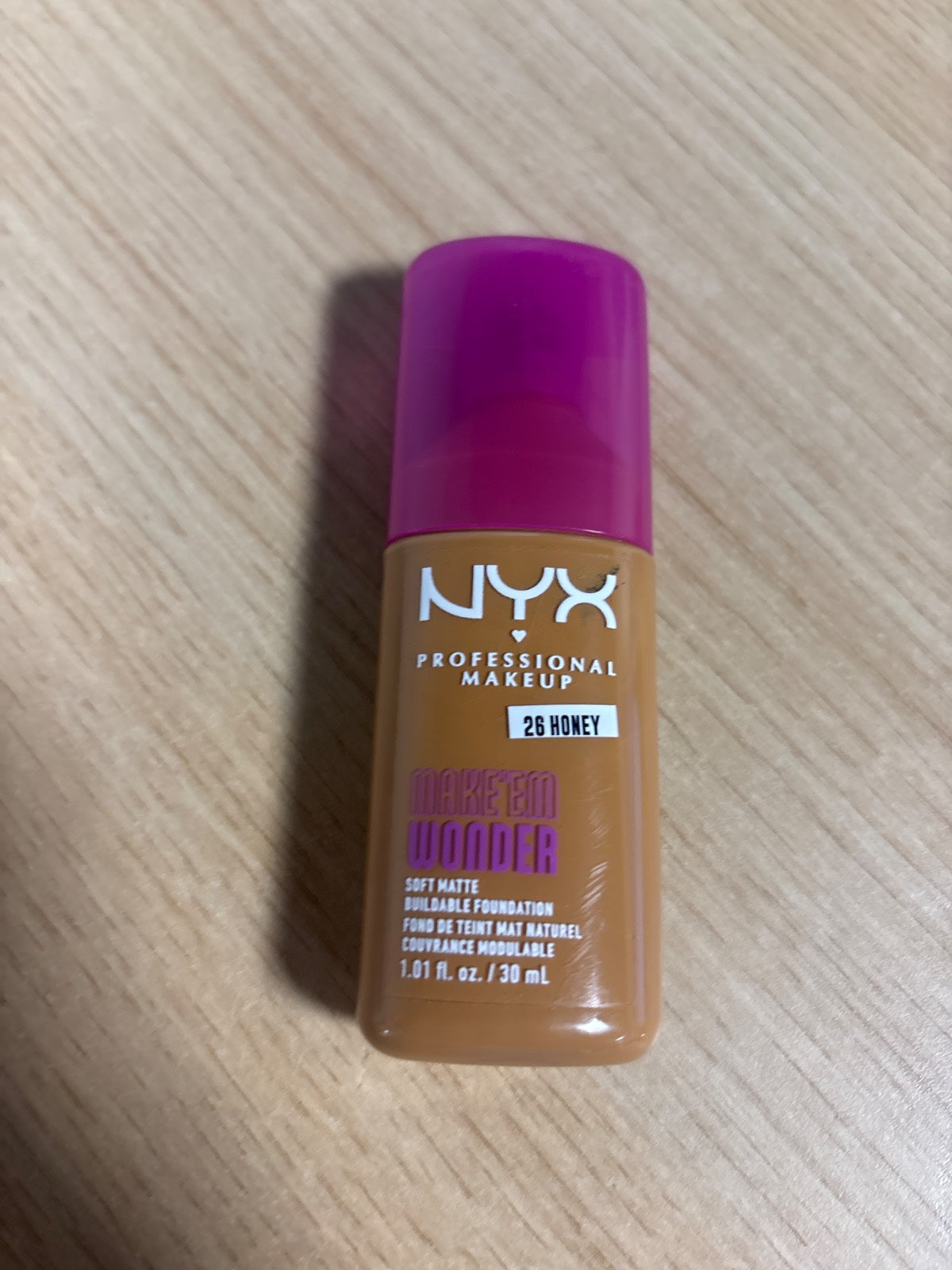 317850 - NYX PROFESSIONAL MAKEUP Fondatinë Make 'Em Wonder, Fondatinë e Butë Matte 24H, Mbulim i Lartë, 26 Mjaltë