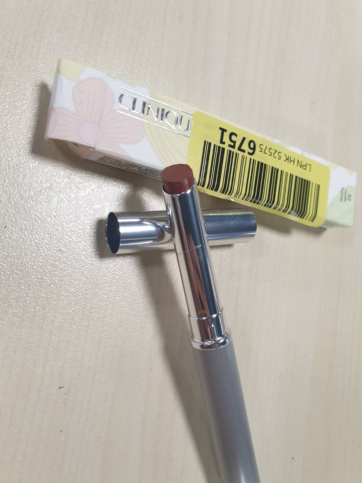 275548 - CLINIQUE Almost Lipstick Nude Honey, tekstura e një balsami buzësh me nuancë, Transparent dhe ultra i lehtë