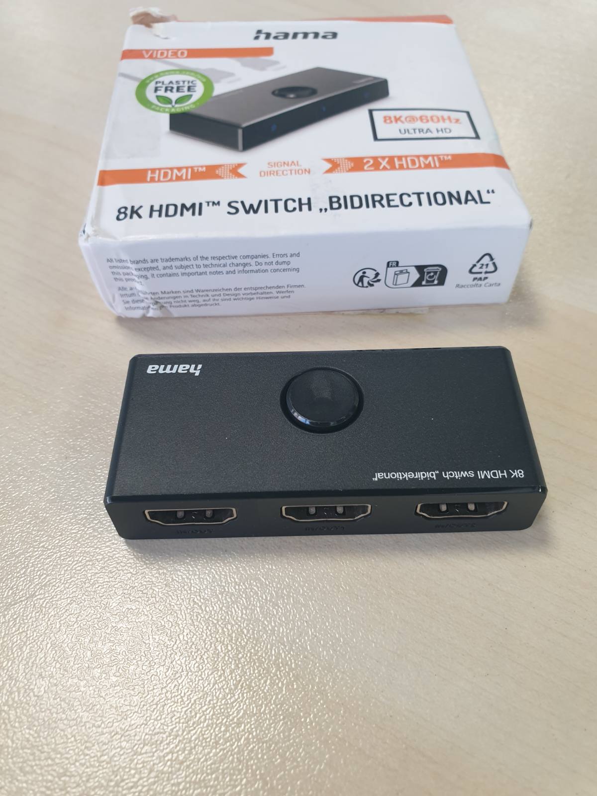 299682 - HAMA HDMI SWITCH 8K (HDMI SWITCH 2 NË 1 OUT/1 NË 2 OUT, SWITCH 8K PËR TV, PC, MONITOR, BLU-RAY PLAYER, KONSOLË, PROJEKTOR, ADAPTOR PËR LOJËRA, KINEMA NË SHTËPI NË ULTRA-HD) I ZI