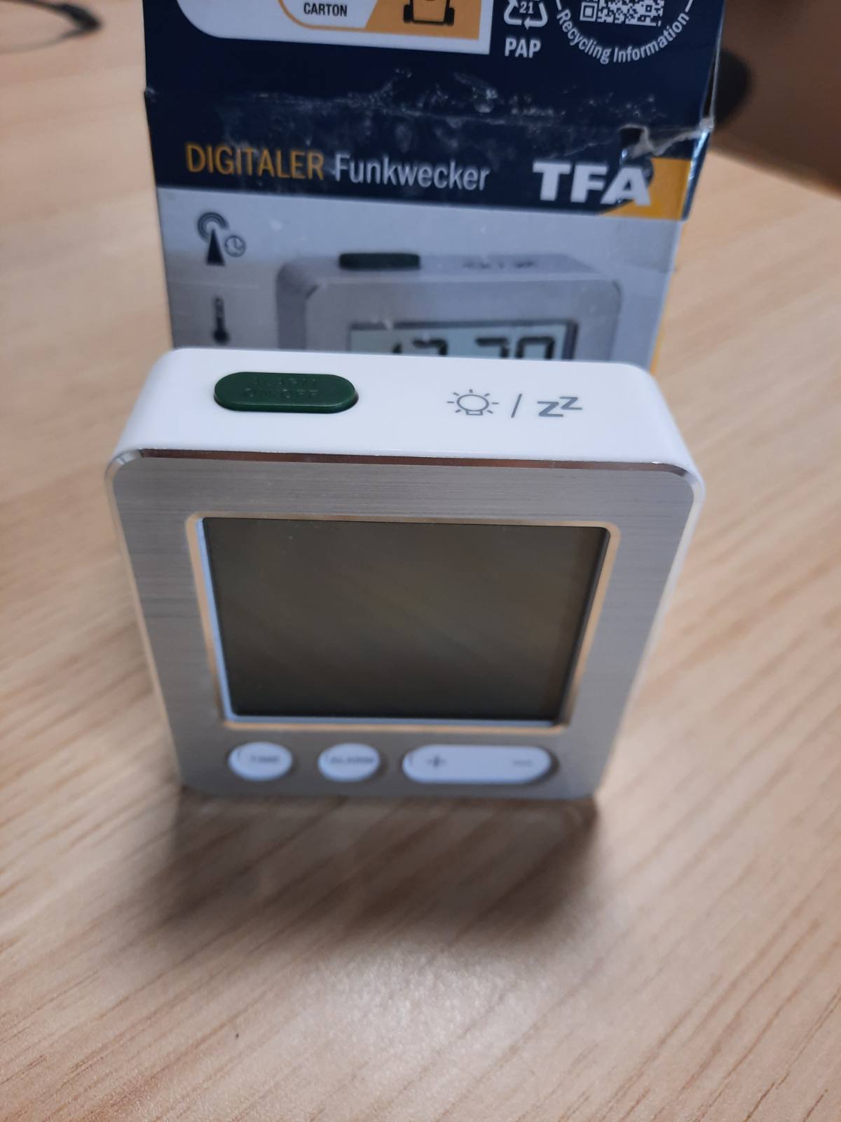 224318 - TFA DOSTMANN 60.2545.54 - Orë alarmi me radio dixhitale, plastikë, e bardhë/argjendtë, Gjatësi 66 x Gjerësi 22 x Lartësi 68 mm