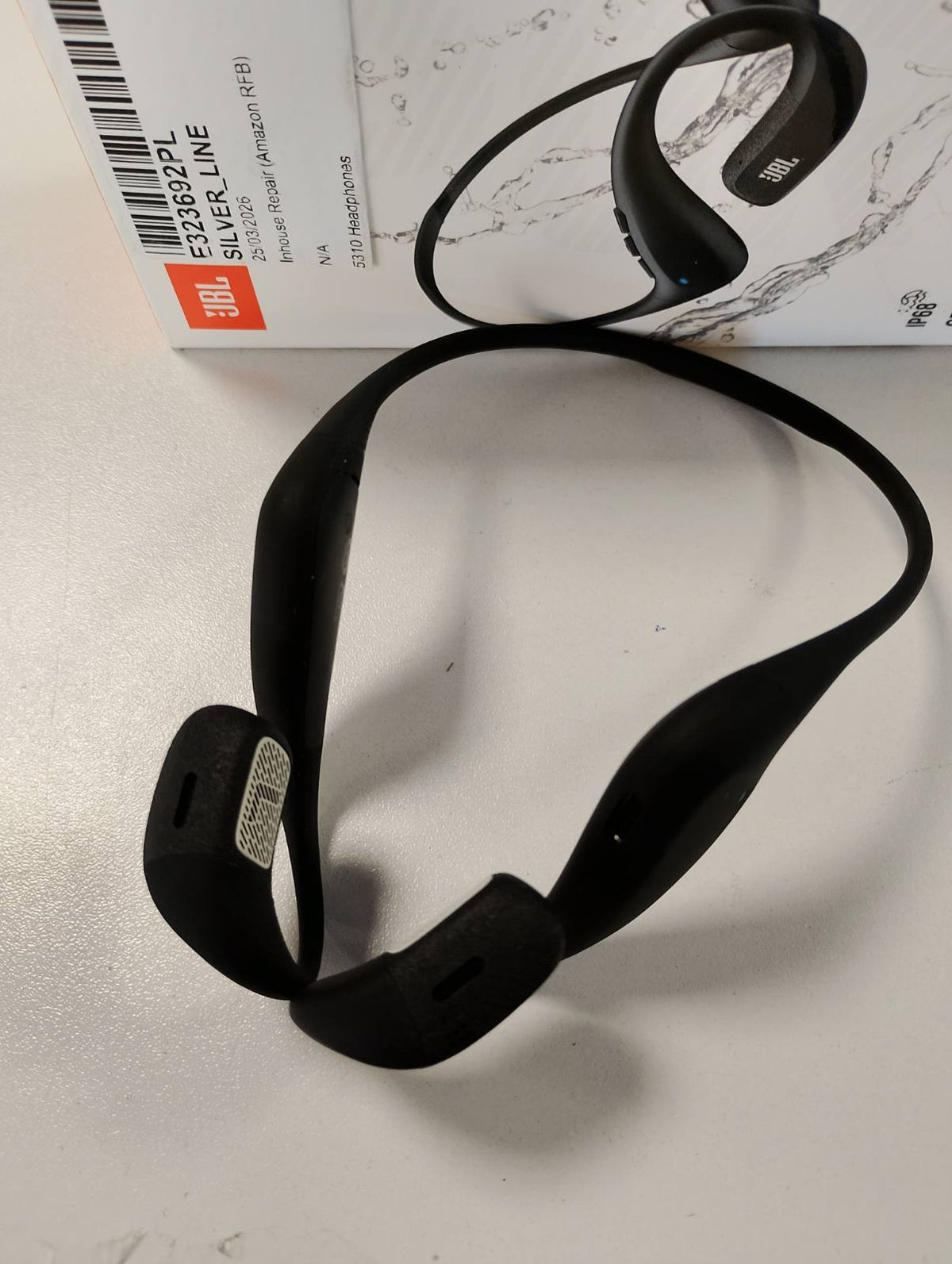 299201 - JBL Kufje Endurance Pace Open-Ear Sport me Bluetooth, jetëgjatësi baterie 10 orë, rrip qafe me tela memorieje prej titaniumi, rezistencë ndaj ujit/pluhurit IP68, teknologji JBL OpenSound, e zezë/gri