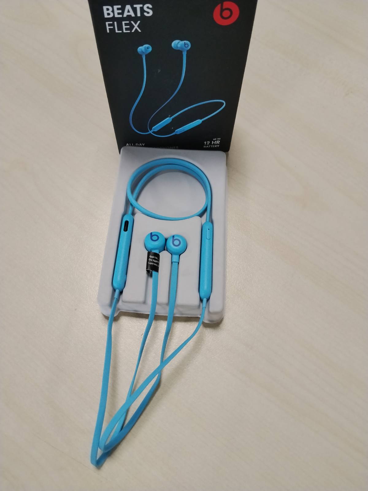 319606 - BEATS FLEX KUFJE PËR NË VESH, ÇIP APPLE W1, KUFJE MAGNETIKE, BLUETOOTH KLASA 1, 12 ORË RIPRODHIM, PA TEL, NGJYRË BLU FLAMUR