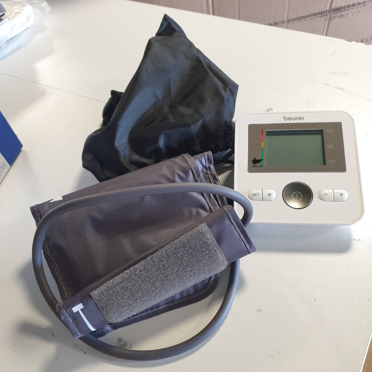 293450 - BEURER Monitor tensioni i gjakut BM 27 për krahun e sipërm, manshetë 22-42 cm, i validuar klinikisht, tregues rreziku, zbulim i aritmisë, transferim të dhënave në Apple Health.