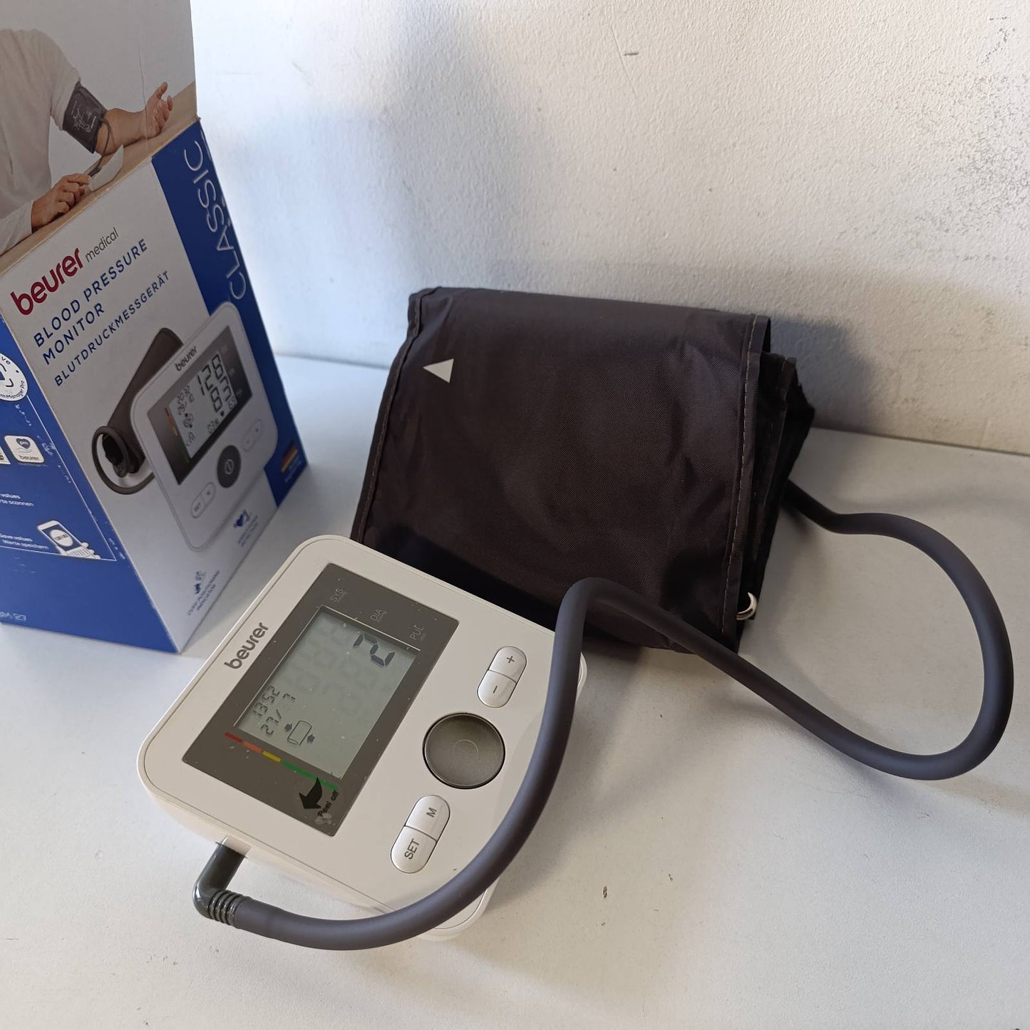 275301 - BEURER BM 27 - Monitor tensioni i gjakut për krahun e sipërm, me kontroll të përshtatshmërisë së manshetës, i validuar klinikisht, manshetë për 22-42 cm, tregues rreziku, zbulim i aritmisë, transferim të dhënash në Apple Health