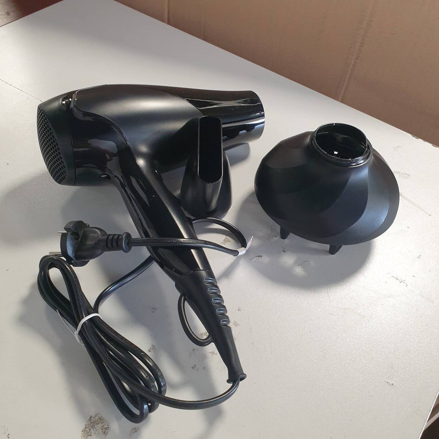 293155 - REMINGTON Tharëse flokësh 2200W, e lehtë dhe e fuqishme, funksion jonik, 3 nivele ngrohjeje, 2 nivele ventilatori, niveli i ftohjes, difuzor D3198