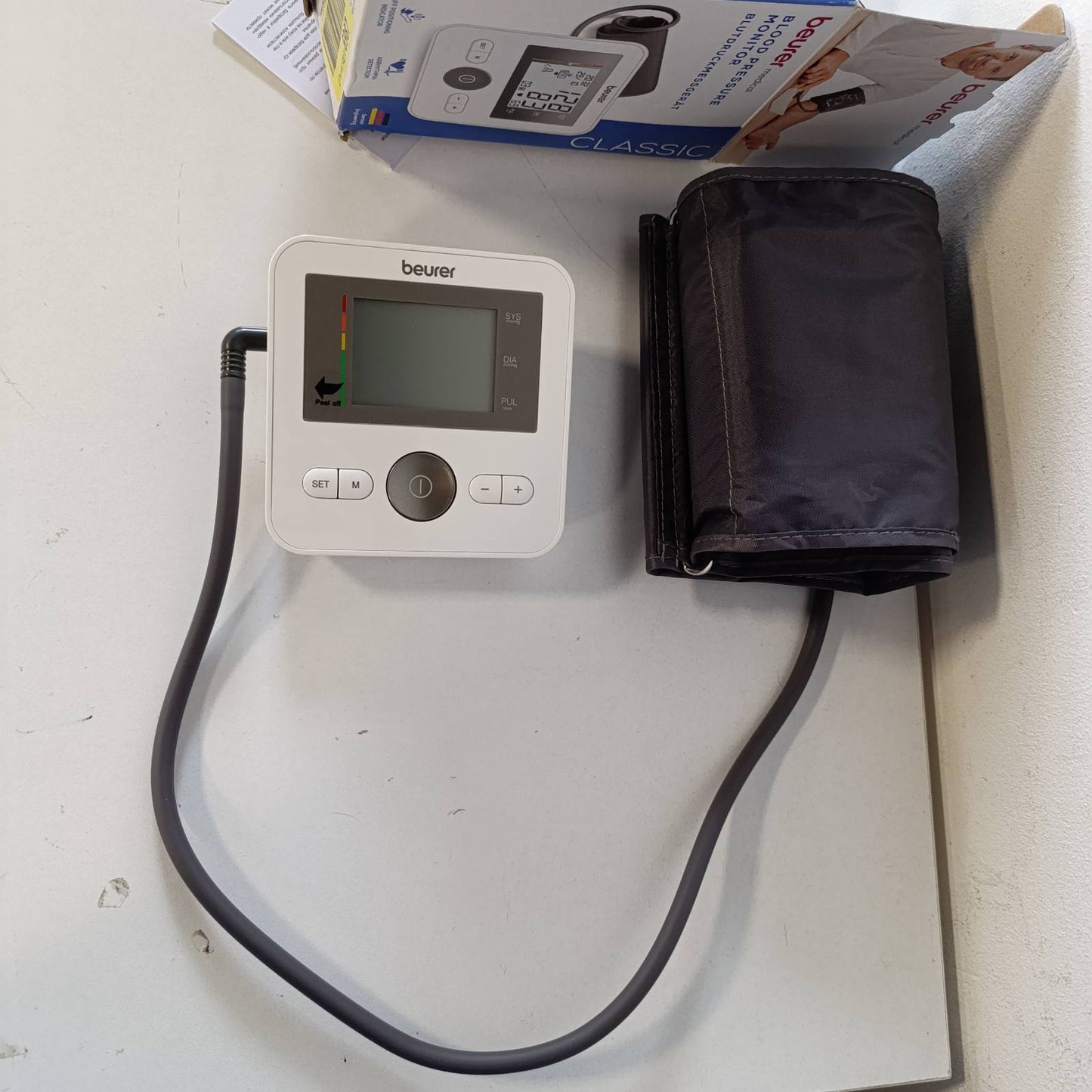 275309 - Monitor tensioni i gjakut Beurer BM27 për krahun e sipërm për përdorim në shtëpi me pranga të rregullueshme, 120 sete memorieje,