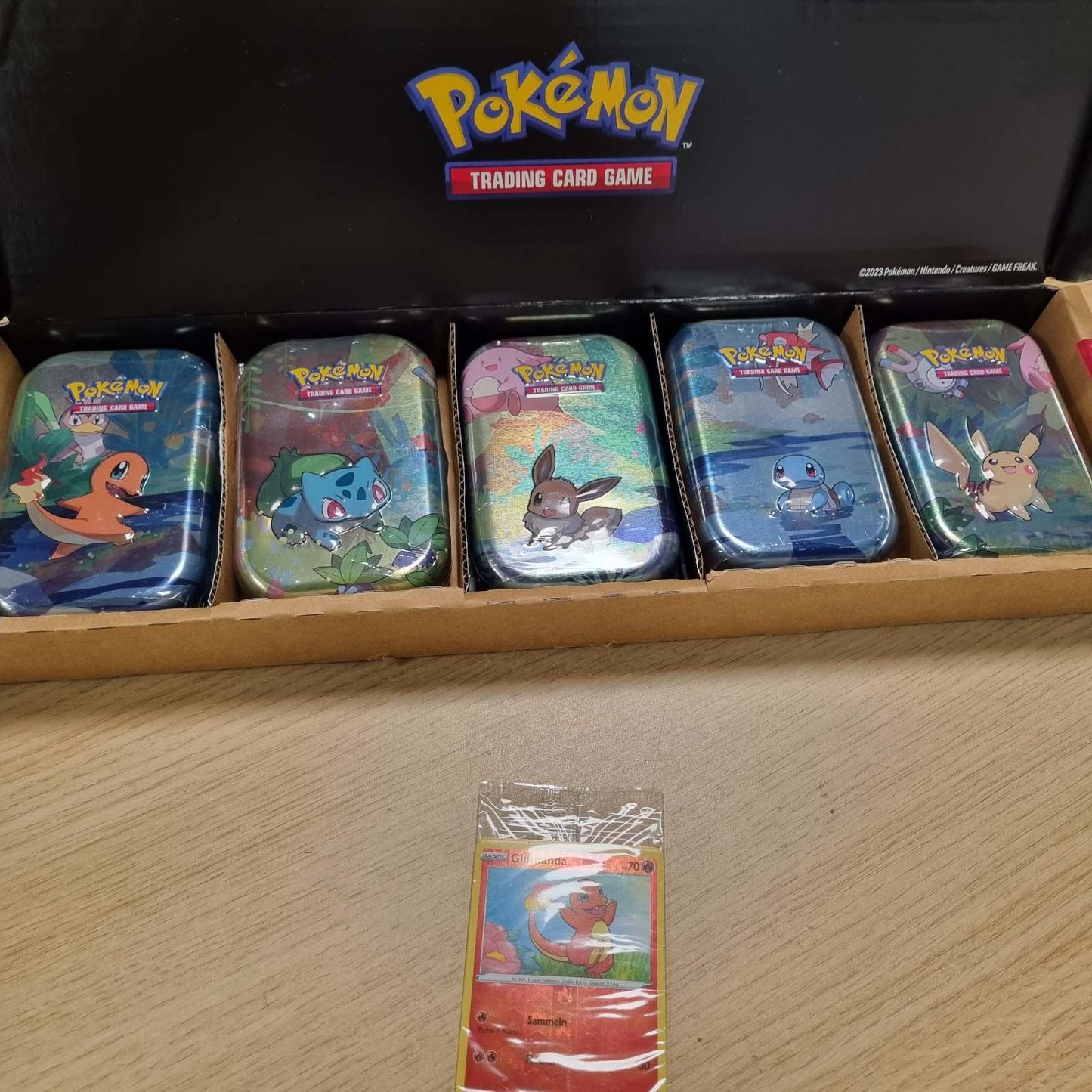 292629 - Lojë me Letra Tregtare Pokémon: Paketa Mini Tin Box Kanto Friends, 10 pako përforcuese, 5 monedha, 5 karta me figura