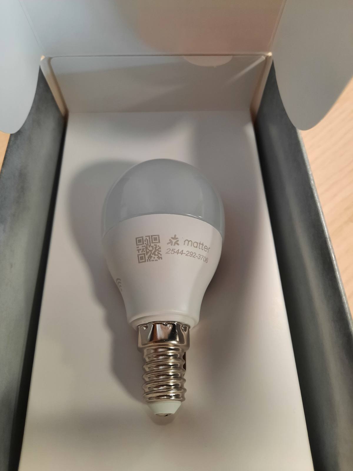 189807 - LEDVANCE Llampa LED SMART+ MATTER, e pajtueshme me Google, Alexa, Apple, me ngjyrë të bardhë të ngrirë, 4.9W, 470lm, E14, dritë me ngjyrë dhe dritë e bardhë, kontroll me aplikacio