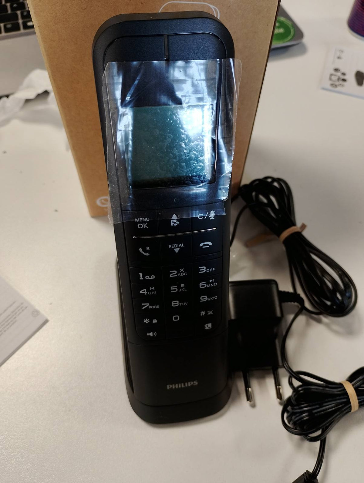 299390 - PHILIPS Telefon fiks pa tel M4751B me sekretari sekretarie, ekran me ndriçim nga prapa, funksion pa duar, bllokim thirrjesh, modalitet ECO, 14 orë kohë bisede, i montueshëm në mur