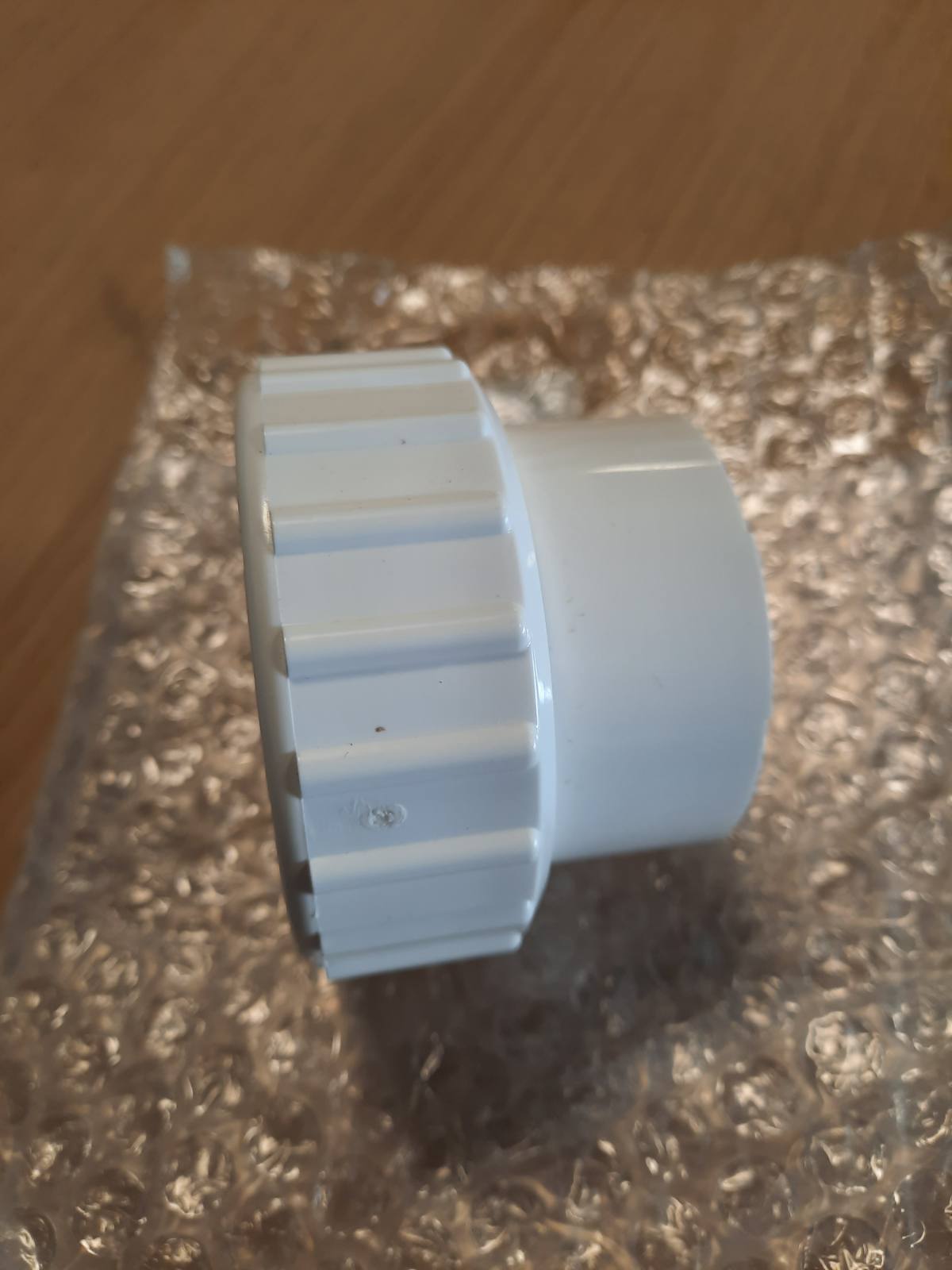 314967 - AQUADE Fiksues i drejtë me vidë 50 mm me dado bashkimi për pompë në ngrohës hidromasazhi – lidhje PVC 1.5" (63 mm), prizë fundore 50 mm, i përshtatshëm për sisteme UV, pompa dhe ventilatorë