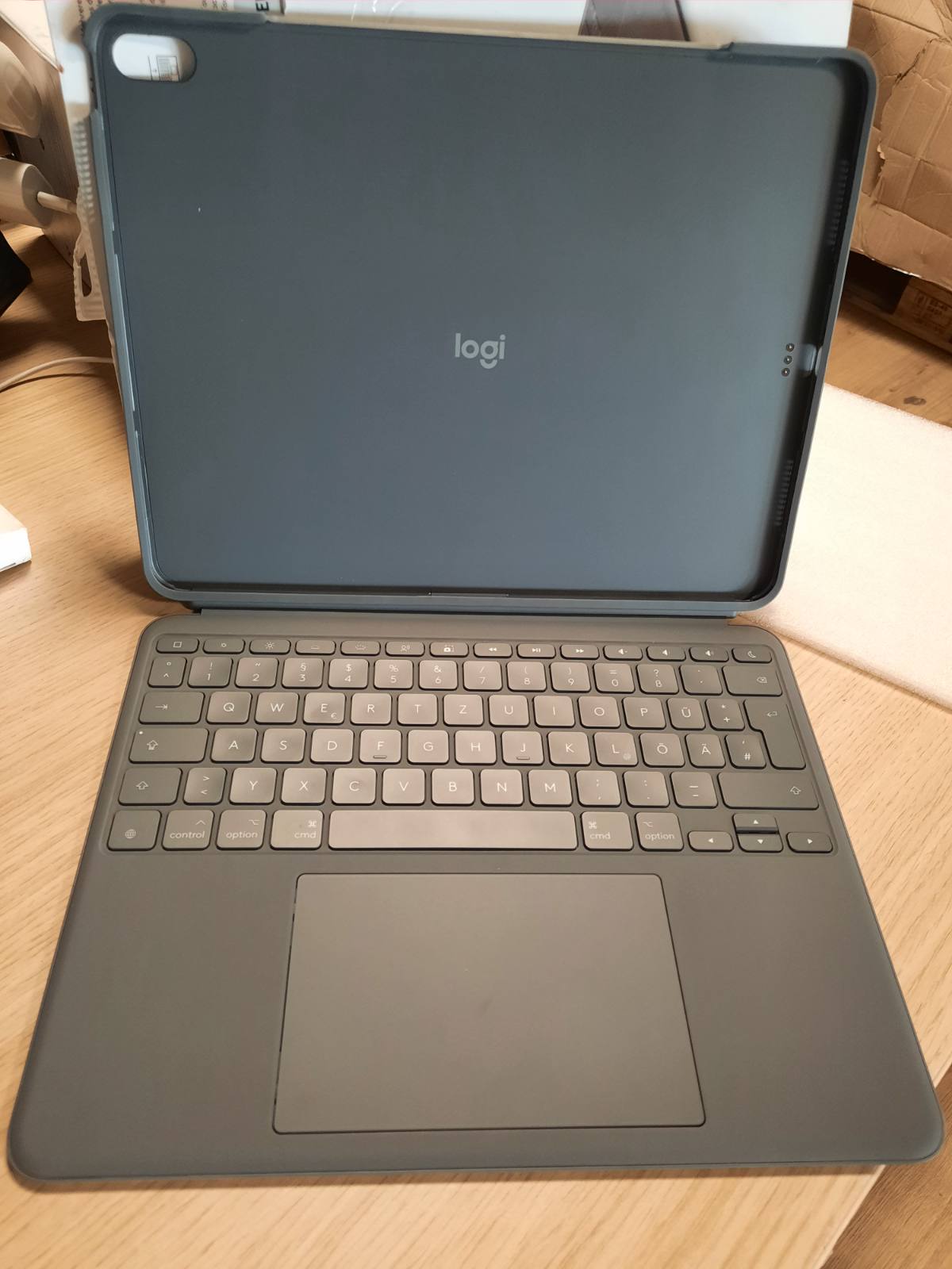 295484 - LOGITECH Combo Touch për iPad Air 13 Zoll (M2, M3, M4) (2024, 2025, 2026)