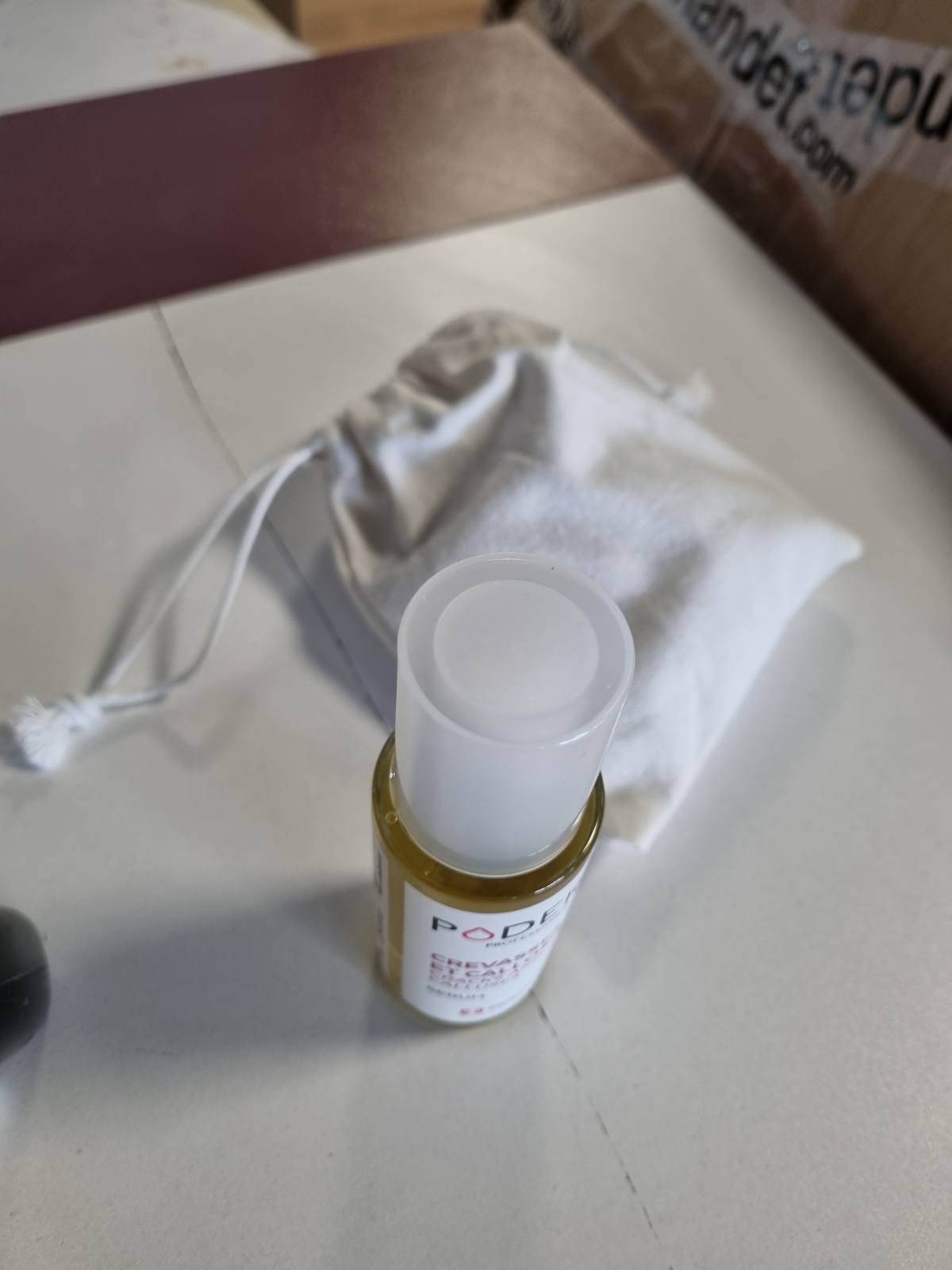 307416 - PODERM Kujdes intensiv për këmbët, riparon çarjet dhe qetëson kallozat, përbërës 100% natyralë, prodhuar në Zvicër.