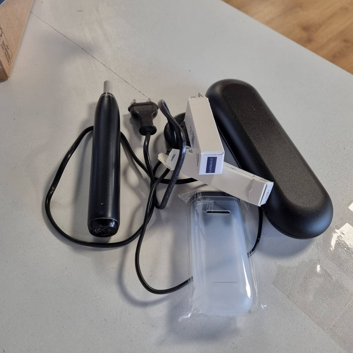 301586 - ORAL-B Furçë dhëmbësh elektrike iO Seria 6, e zezë, përfshin 1 koka furçe, kuti udhëtimi, 5 mënyra pastrimi, e projektuar nga Braun