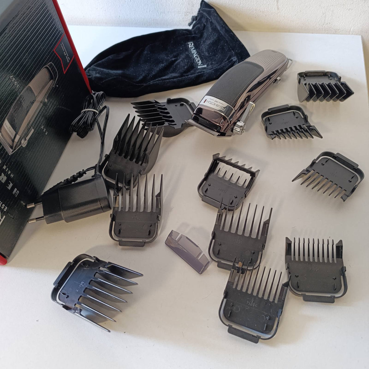 315672 - REMINGTON Prerëse flokësh Professional Retro HC9100, teha çeliku inox, motor profesional, 0.5-25 mm, 11 krehëra fiksues, funksionim me rrjet/bateri, litium, çantë mbajtëse