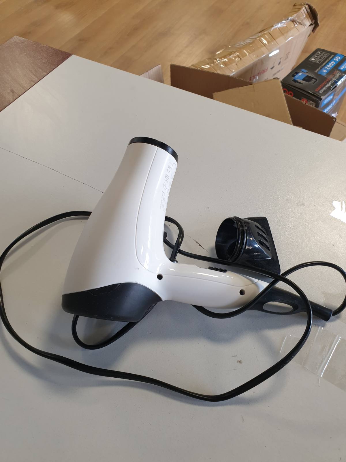 321243 - REMINGTON Tharëse flokësh Ionic, E lehtë dhe kompakte, 2000W, Dizajn kompakt, Grykë stilimi, Difuzor, 3 cilësime ngrohjeje, 2 cilësime ventilatori, Goditje e ftohtë, Cilësim Eco, Model D3015