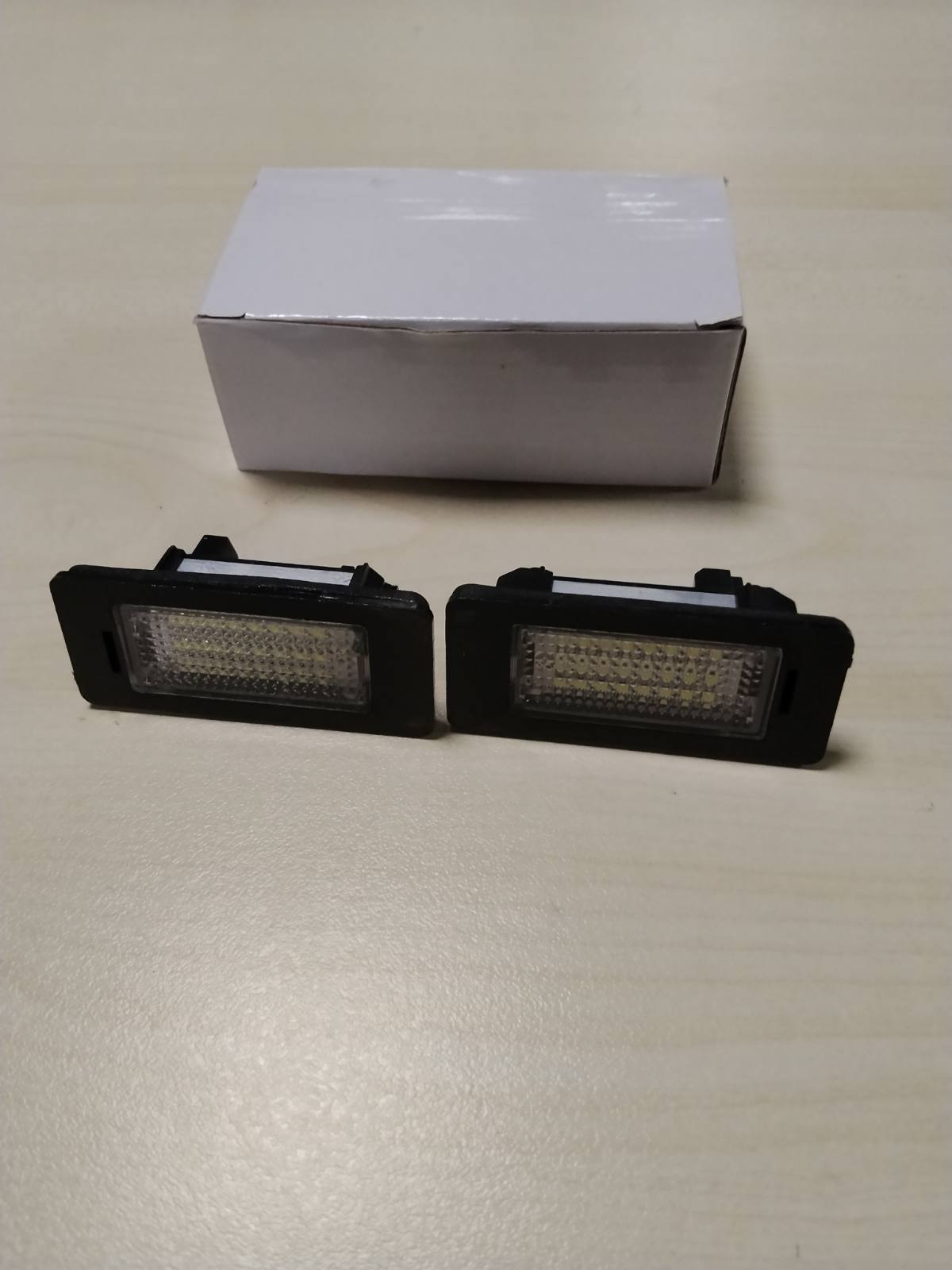 322598 - Drita LED 2 x për targë BMW 1 3 5 Series E82 E88 E90 E91 E92 E93 E39 E60 E61 X1 X3 X5 X6