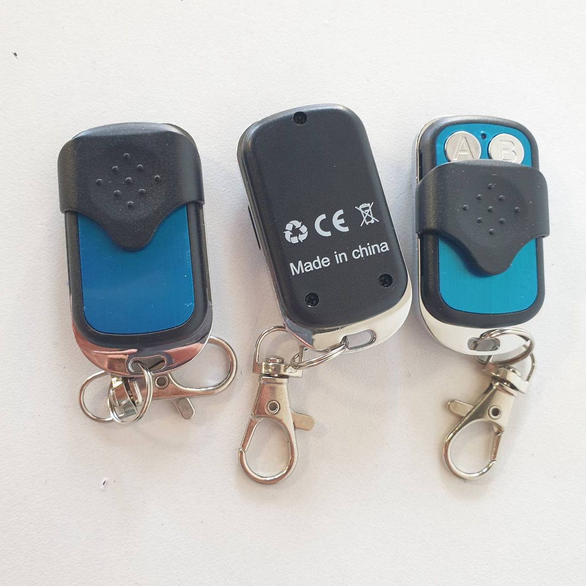 310552 - Set me 3 telekomanda universale, kod i fiksuar, frekuencë 433.92 MHz, për porta automatike