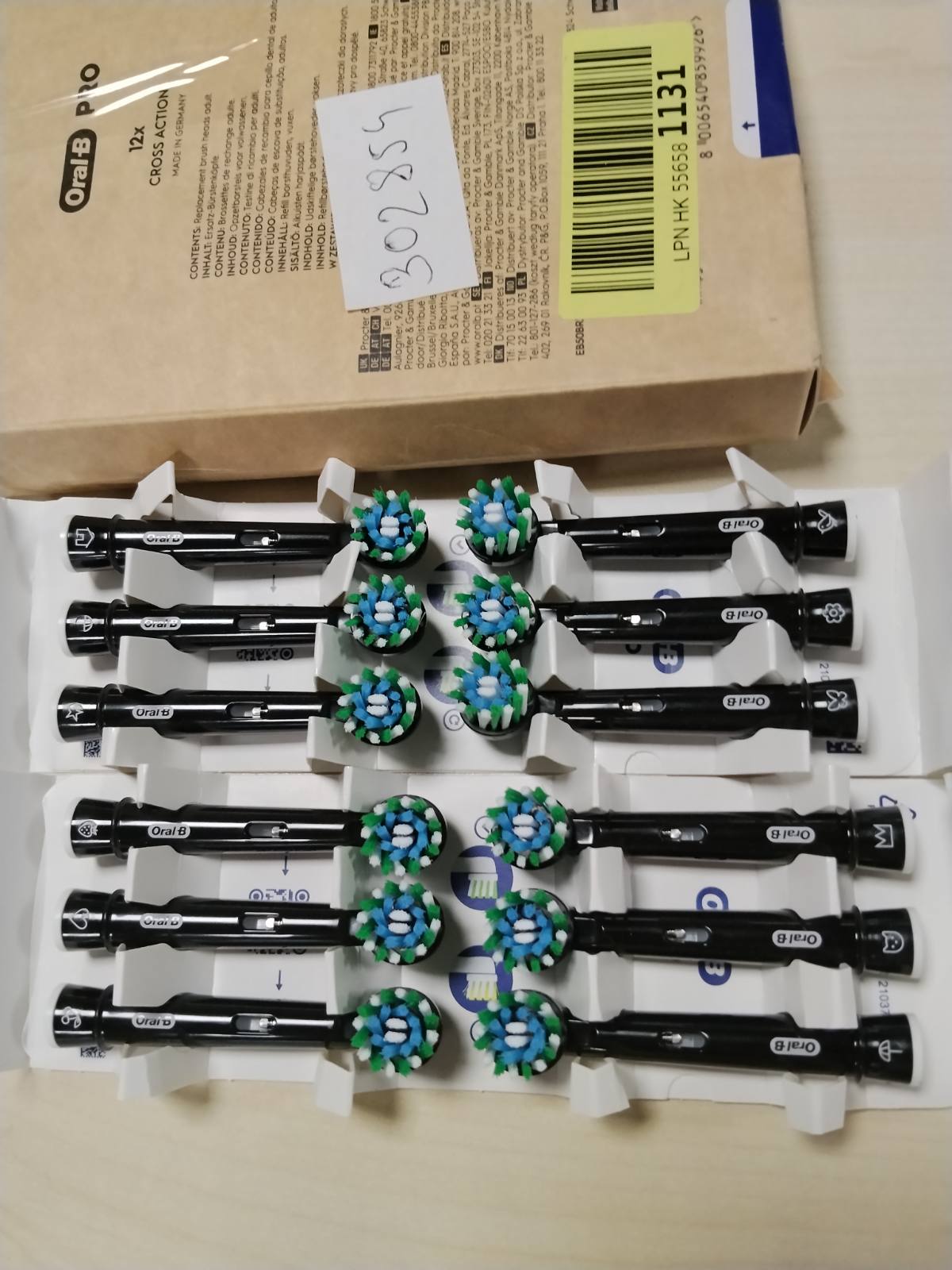 302854 - ORAL-B Koka Furçash Zëvendësuese PRO CrossAction, të zeza, pako me 12 furça