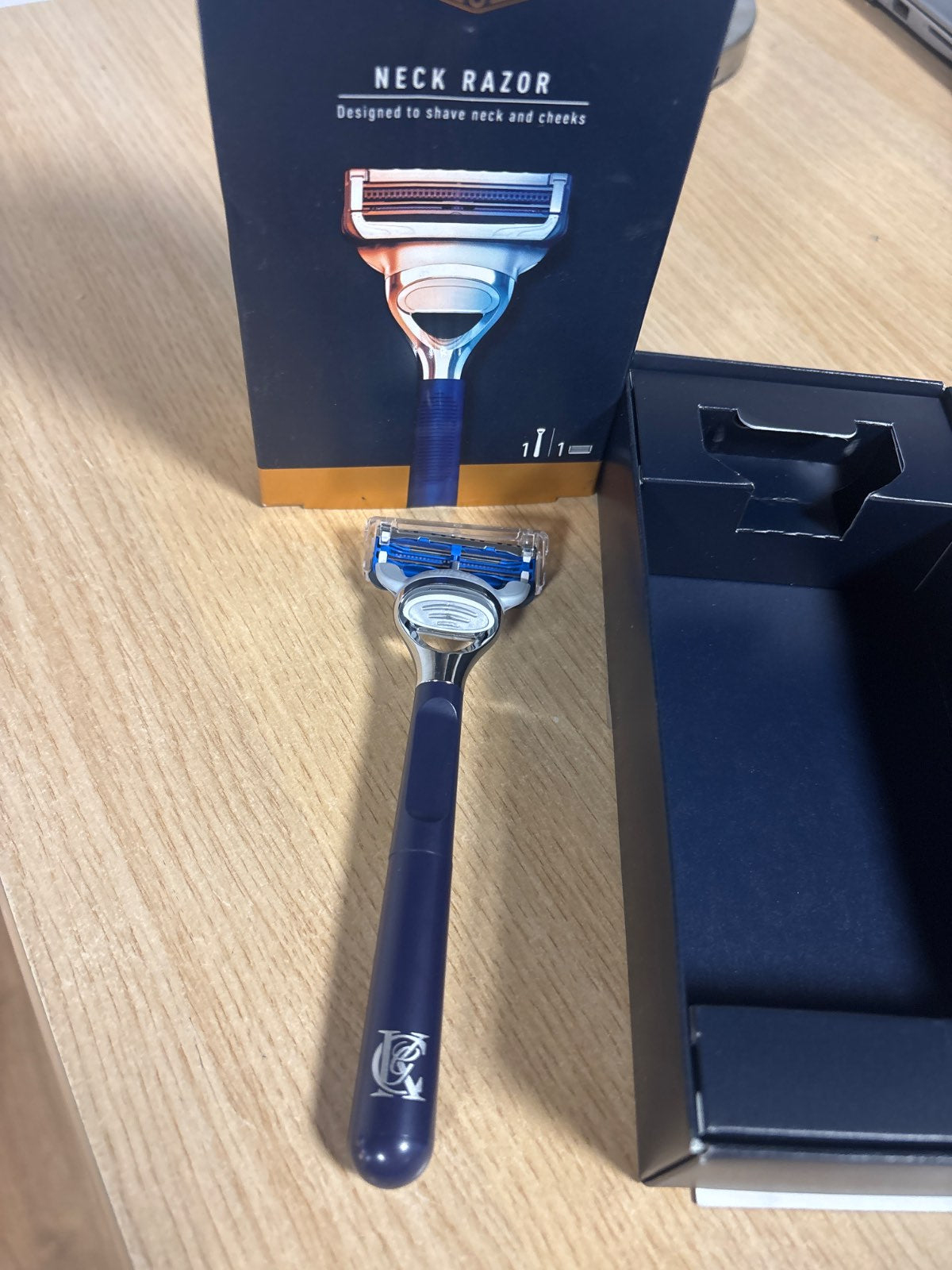 302235 - KING C GILLETTE Brisku për meshkuj, 1 teh, tehet e veshura me platin prej çeliku inox, më të mira dhe më të mprehta