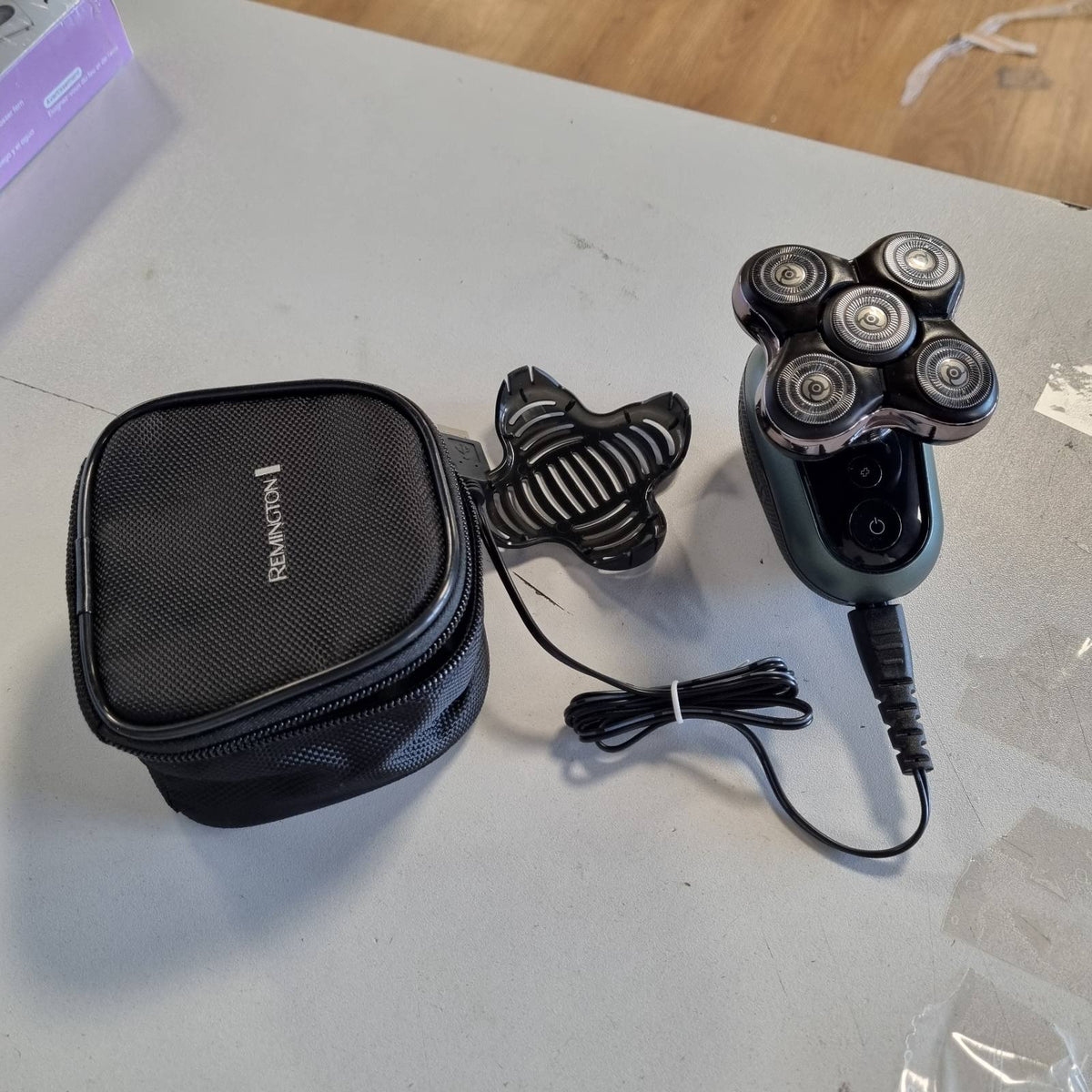 307215 - REMINGTON Makinë rroje elektrike për flokë tullace XR1600 - Funksioni Turbo Boost, 5 koka rroje, rruajtje e butë maks. 0.2 mm, dhomë për mbledhjen e qimeve, prerës detajesh, rezistente ndaj ujit