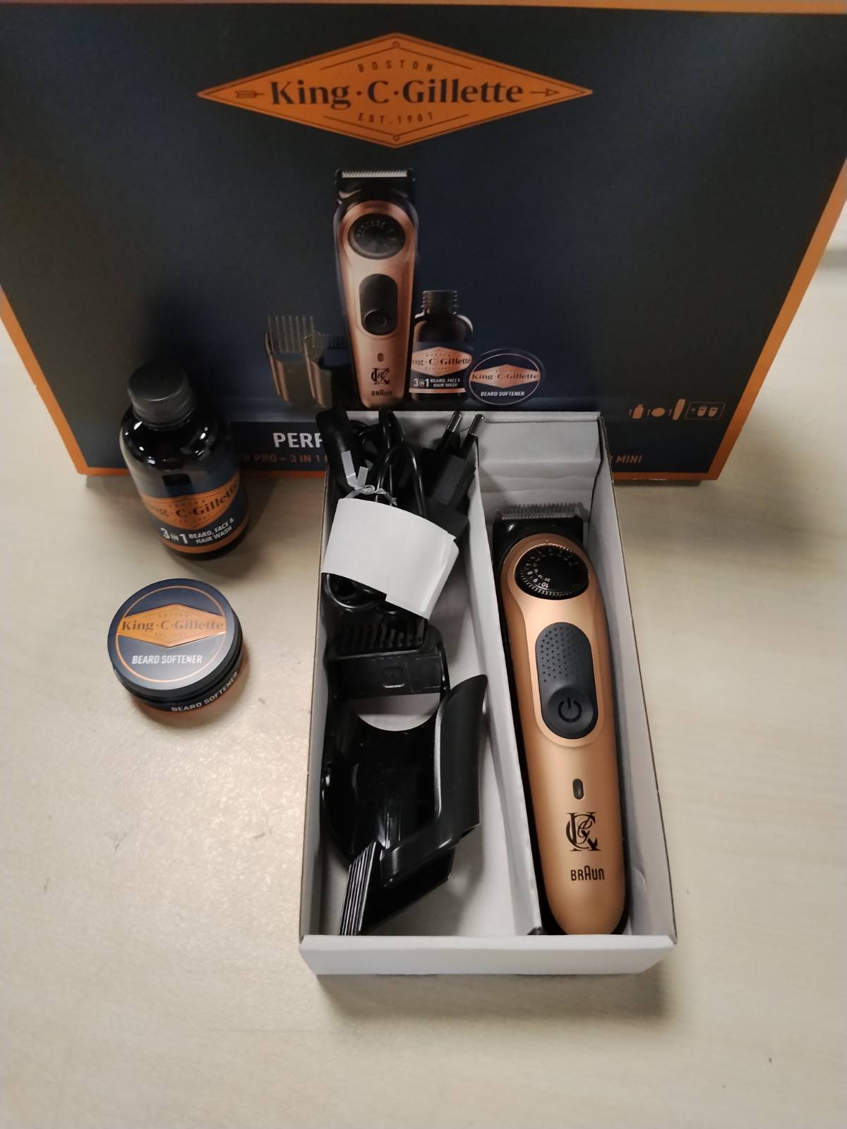 289523 - KING C. GILLETTE Kit për mjekër për meshkuj, makinë prerëse elektrike dhe 2 produkte për kujdesin e fytyrës.
