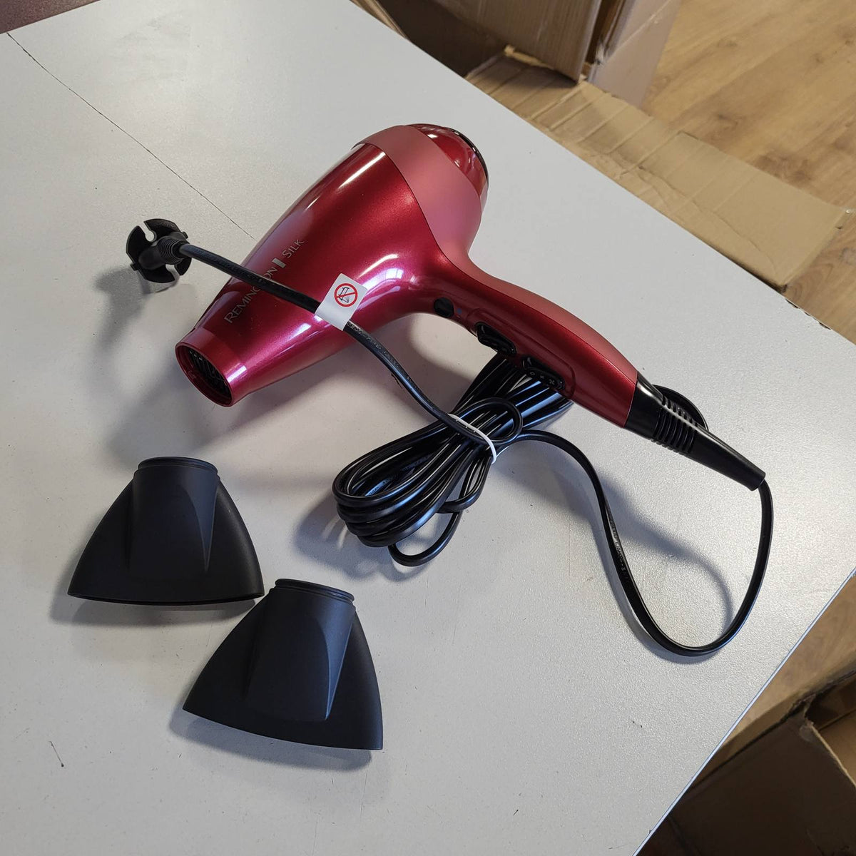 316975 - REMINGTON THARËSE FLOKËSH PROFESSIONAL IONIC SILK (2400W, 140 KM/ORË, 3 AKSESORË STILIMI, GJENERATOR JONESH, MOTOR I QENDRUESHËM AC ME FUNKSION TURBO DHE GODITJE TË FTOHTË) AC9096