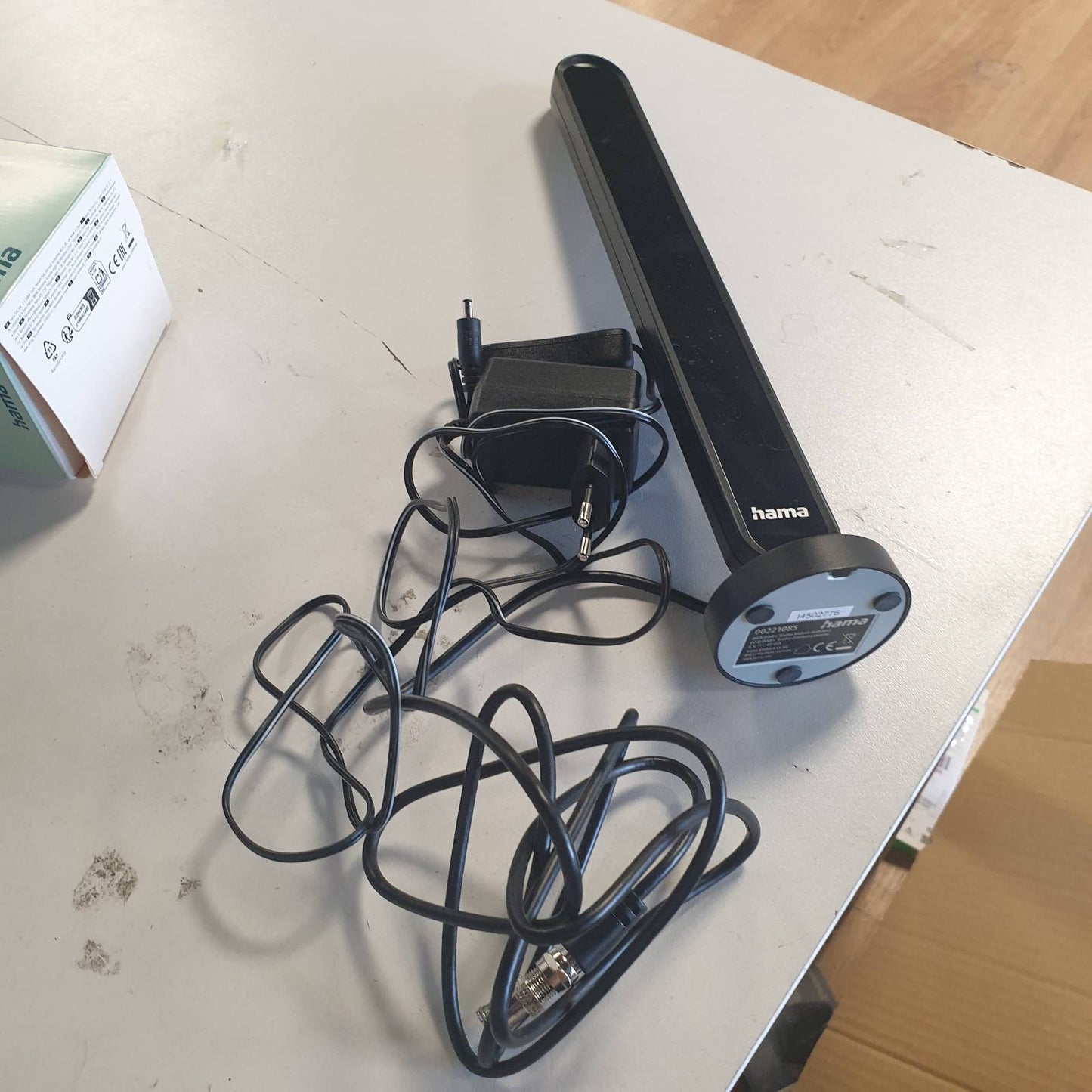319935 - HAMA Innetenne, antenë për radio dixhitale (Dab/Dab+) dhe FM, amplifikim aktiv deri në 30 dB, kabllo 1.5 m, lidhës F, furnizim me energji, e zezë