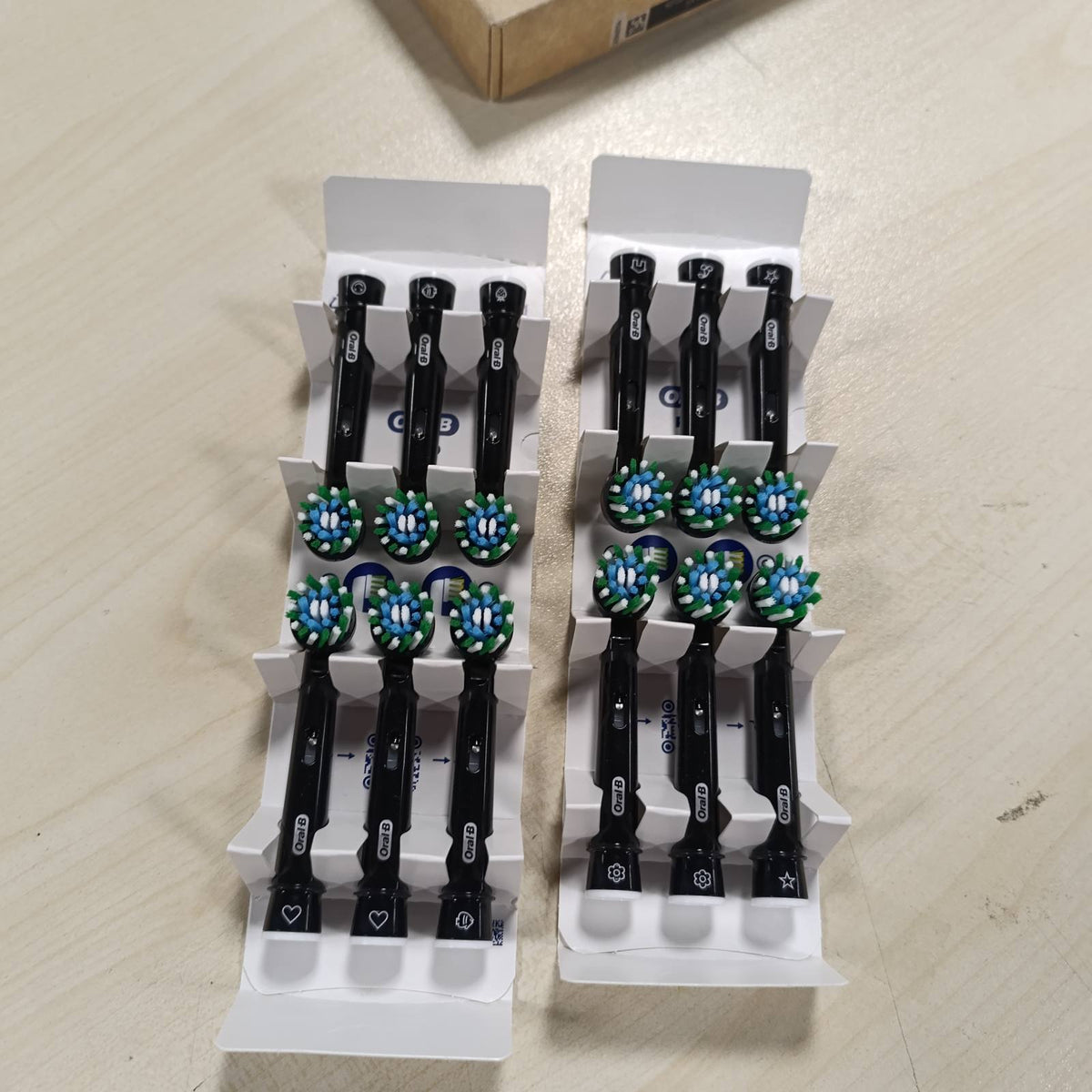 303013 - ORAL-B Koka Furçash Zëvendësuese PRO CrossAction, të Zeza, Pako me 12 Furça