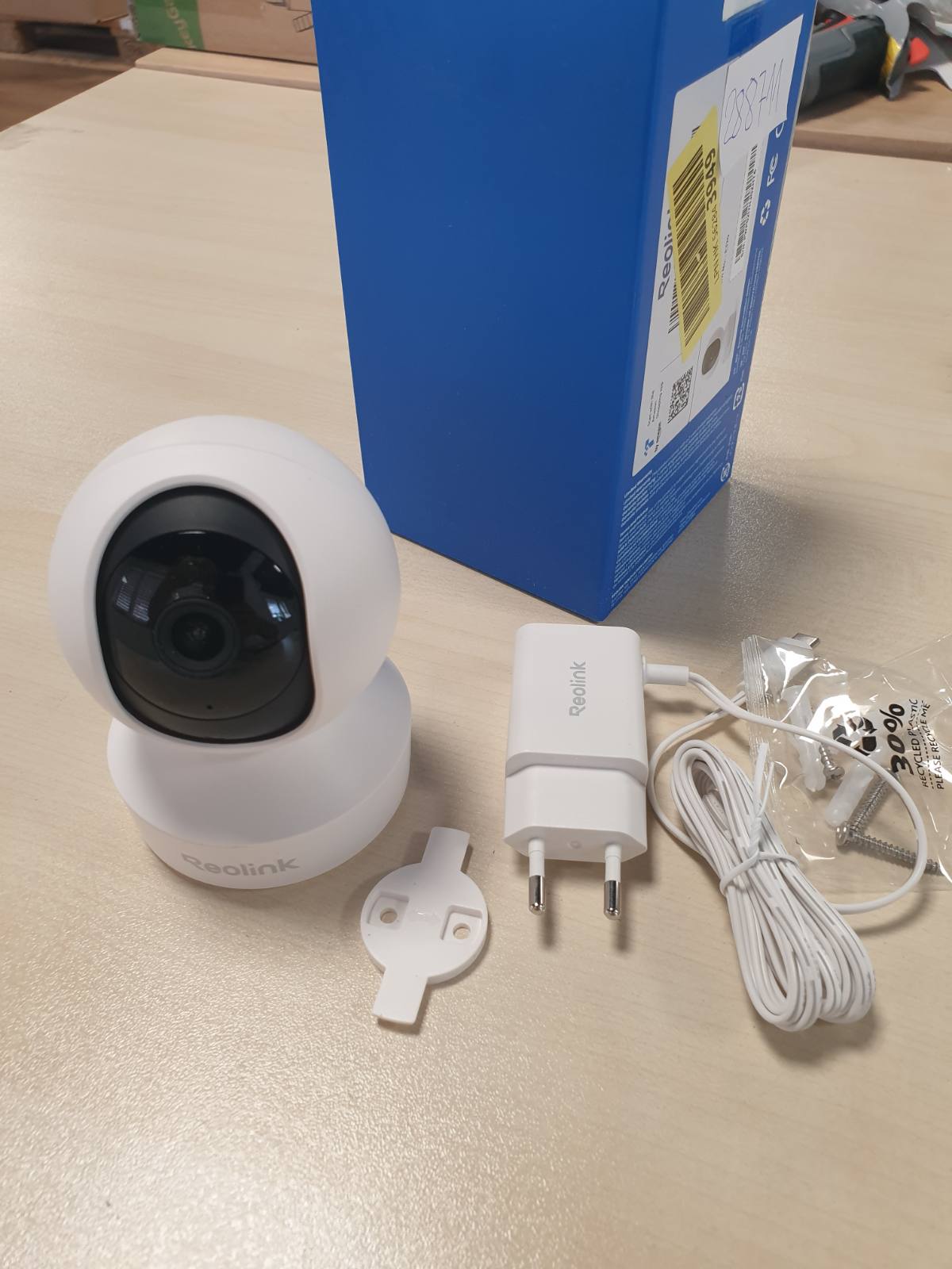 288711 - Reolink Kamera Mbikëqyrjeje e Brendshme 2K, Pamje 360° me Wi-Fi dhe Ndjekje Automatike, Monitor për Foshnje, Zbulim Personi/Kafshëve Shtëpiake/Të Qarit, Wi-Fi 2.4 GHz, Bisedë Dypalëshe, E1 4MP