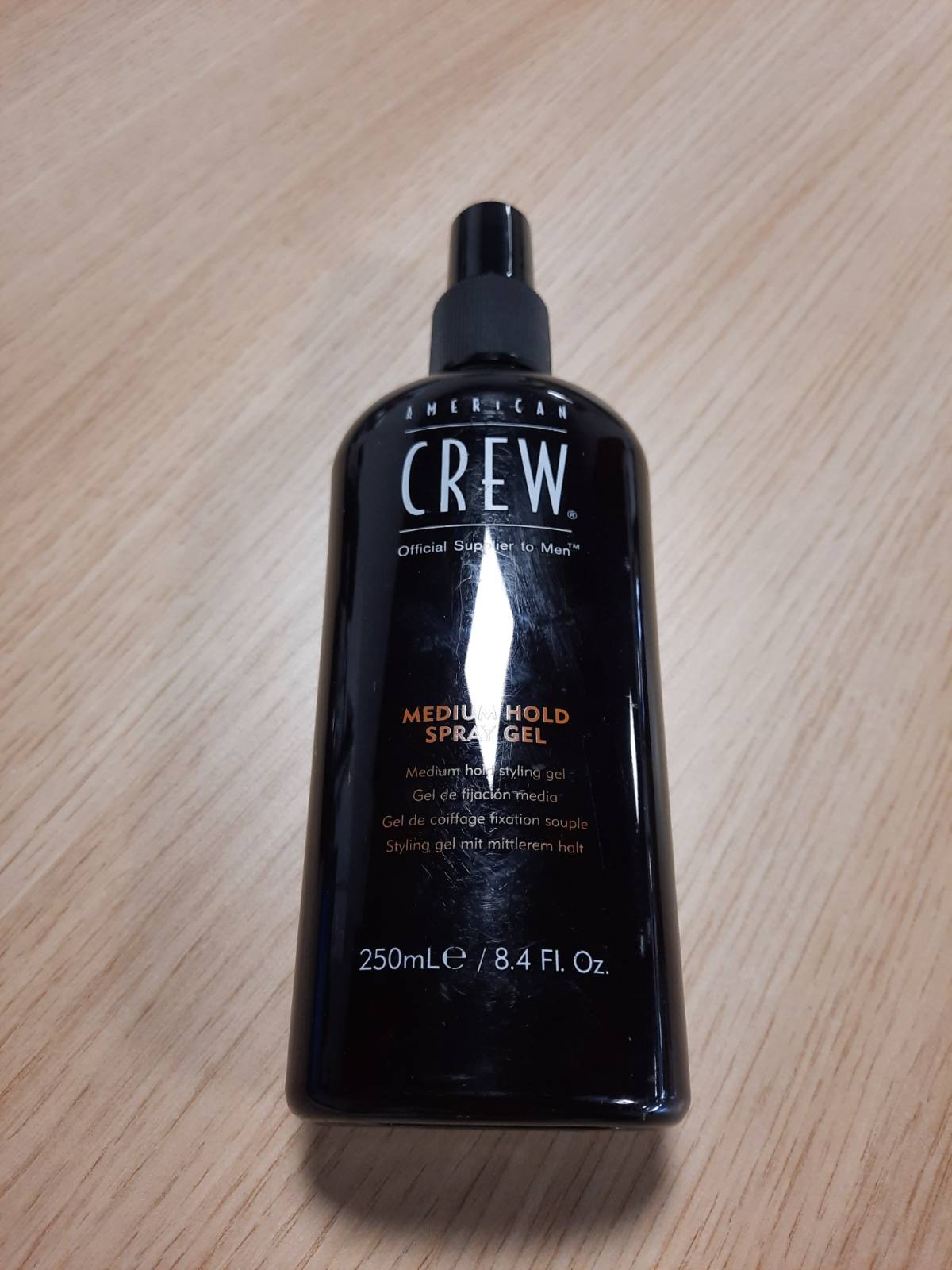 275748 - AMERICAN CREW Xhel Sprej me Mbajtje të Mesme | 250 ml | Sprej stilues për burra | Kujdes dhe hidratim për flokët