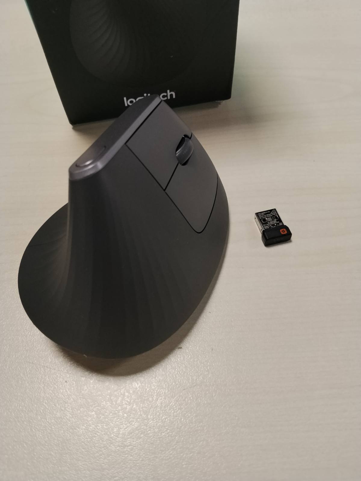 309511 - LOGITECH MX VERTIKAL, Maus ergonomik për shumë pajisje, Bluetooth ose 2.4GHz Wireless me USB Unifying, Ndjekje Optike 4K DPI, 4 Butona, Ngarkim i Shpejtë, PC/Mac/iPad - ngjyra të zeza
