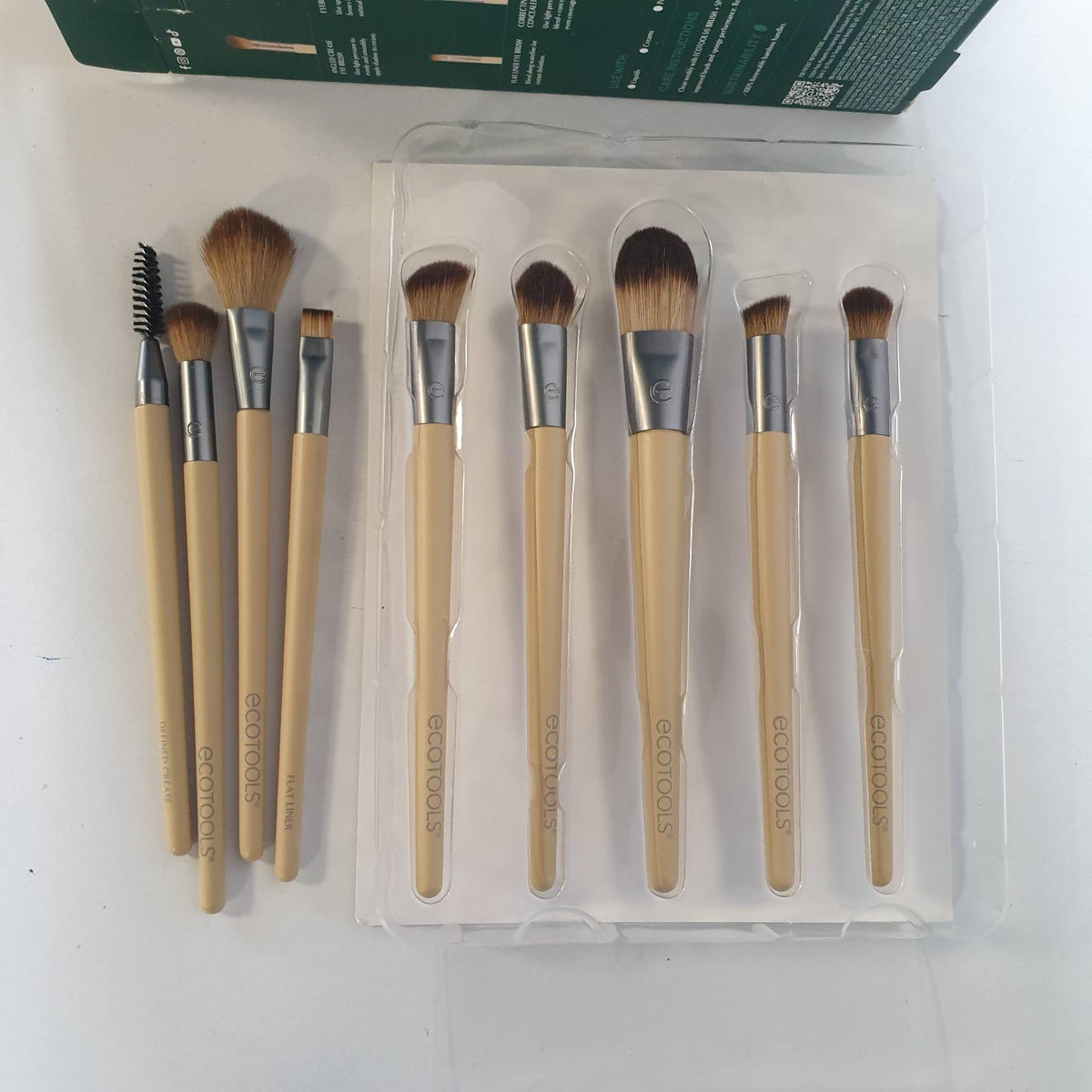302300 - ECO TOOLS Set furçash Natural Beauty me 10 pjesë.
