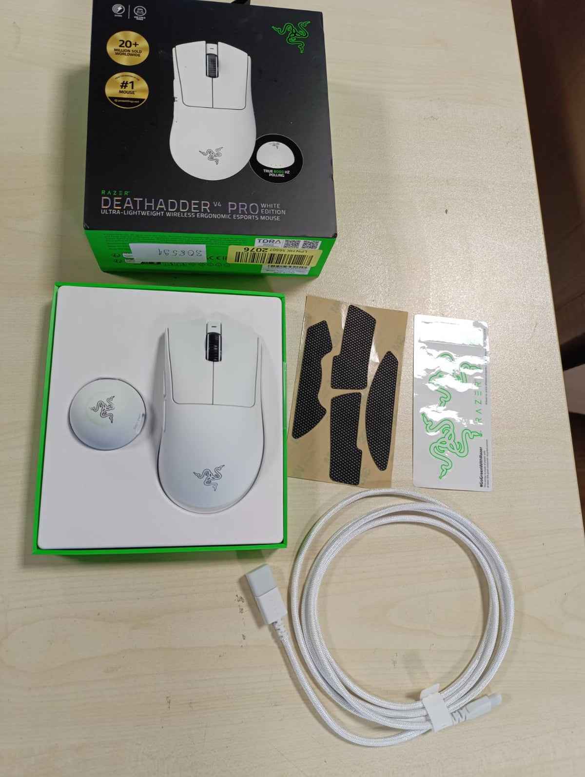 308591 - RAZER DEATHADDER V4 PRO - Maus elektronik pa tel, ergonomik, ultra i lehtë - 57g - 2.4 GHz Hyperspeed - Sensor Focus Pro 45K - 8K Hz Polling - Çelësa optikë Gen-4 - PC/Mac | E bardhë