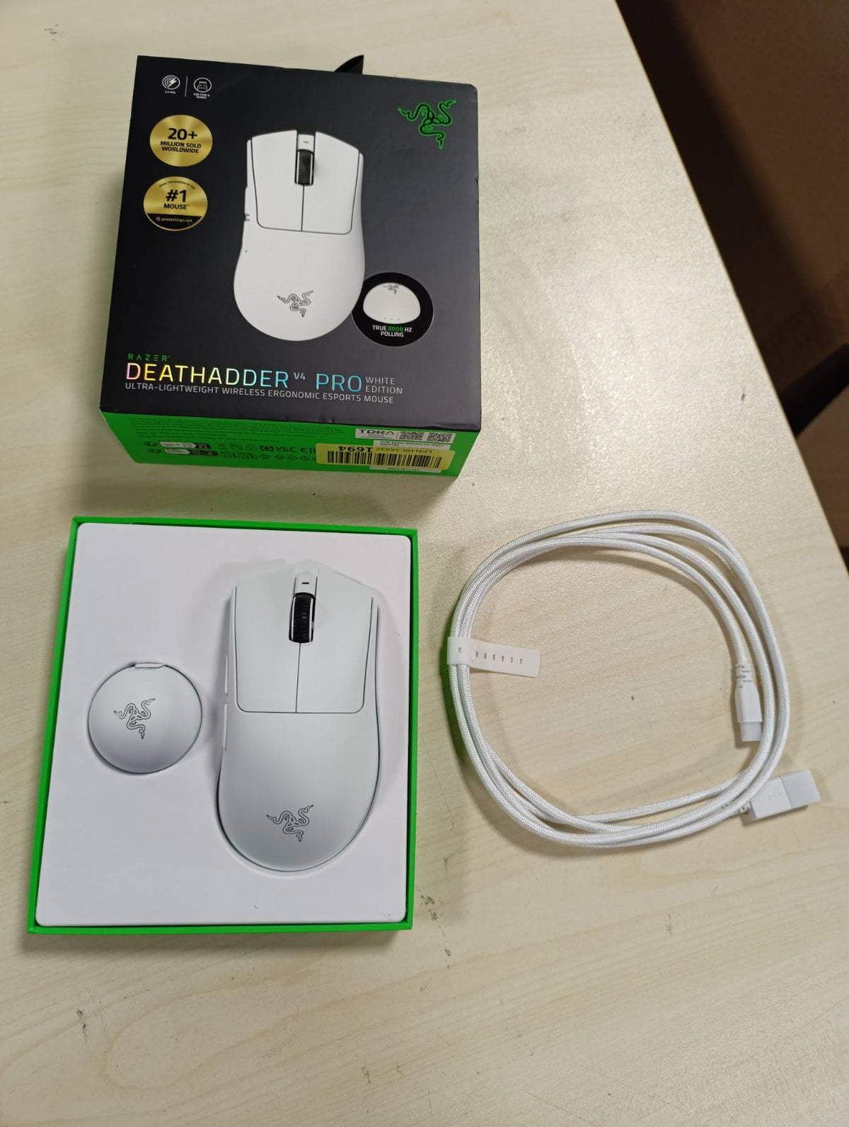 308592 - RAZER DEATHADDER V4 PRO - Maus elektronik pa tel, ergonomik, ultra i lehtë - 57g - 2.4 GHz Hyperspeed - Sensor Focus Pro 45K - 8K Hz Polling - Çelësa optikë Gen-4 - PC/Mac | E bardhë