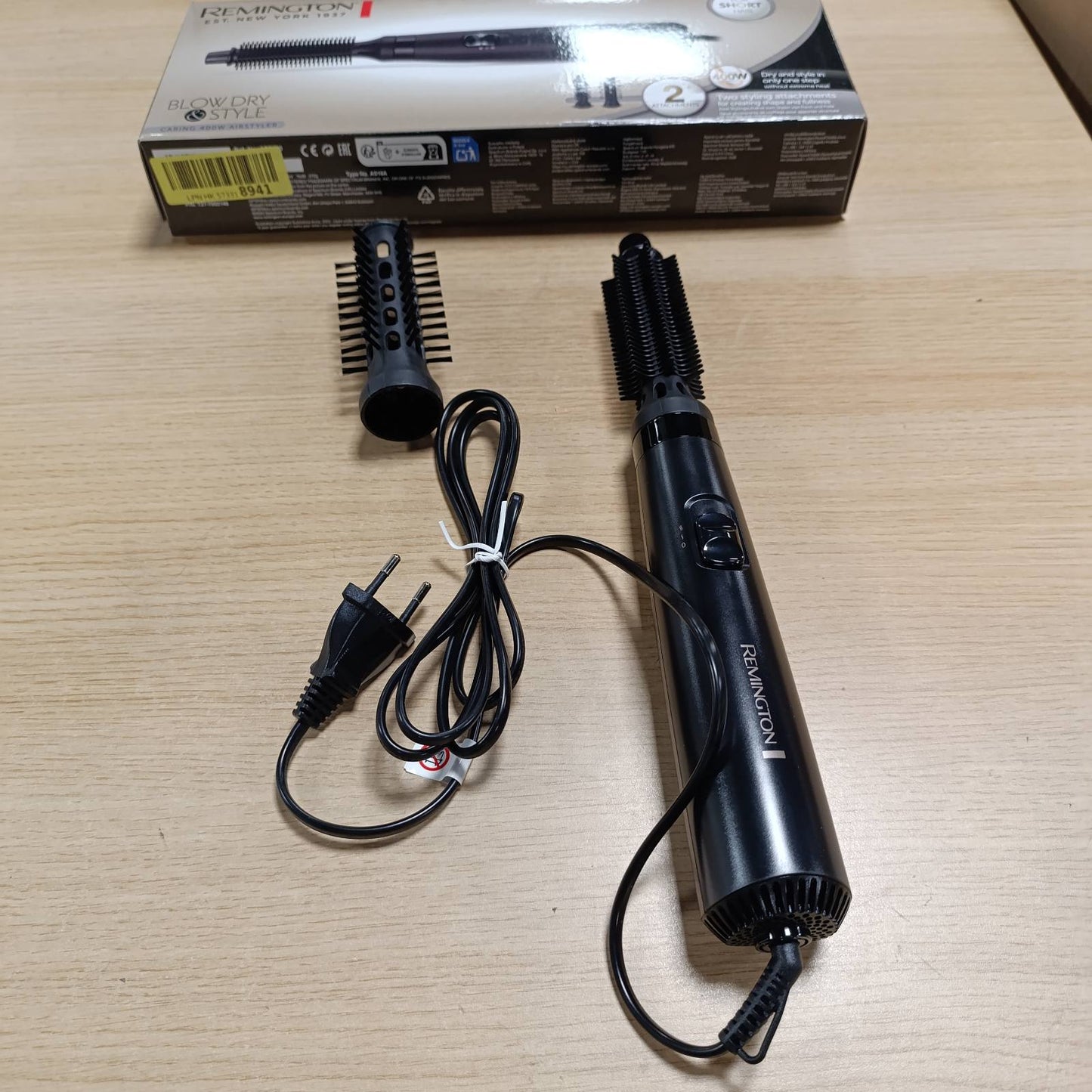 321368 - Remington Furçë me ajër të nxehtë, përfshin 2 aksesorë: furçë të rrumbullakët 19 mm dhe 25 mm, Airstyler AS7100, e zezë