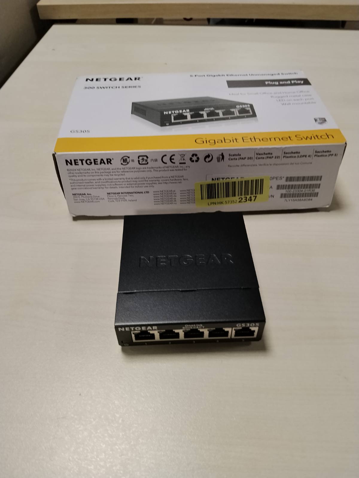 310153 - NETGEAR Ndërprerës rrjeti GS305 LAN, ndërrues me 5 porta, Gigabit Switch Plug-and-Play, qendër Ethernet pa ventilator, strehim metalik i fortë, i zi