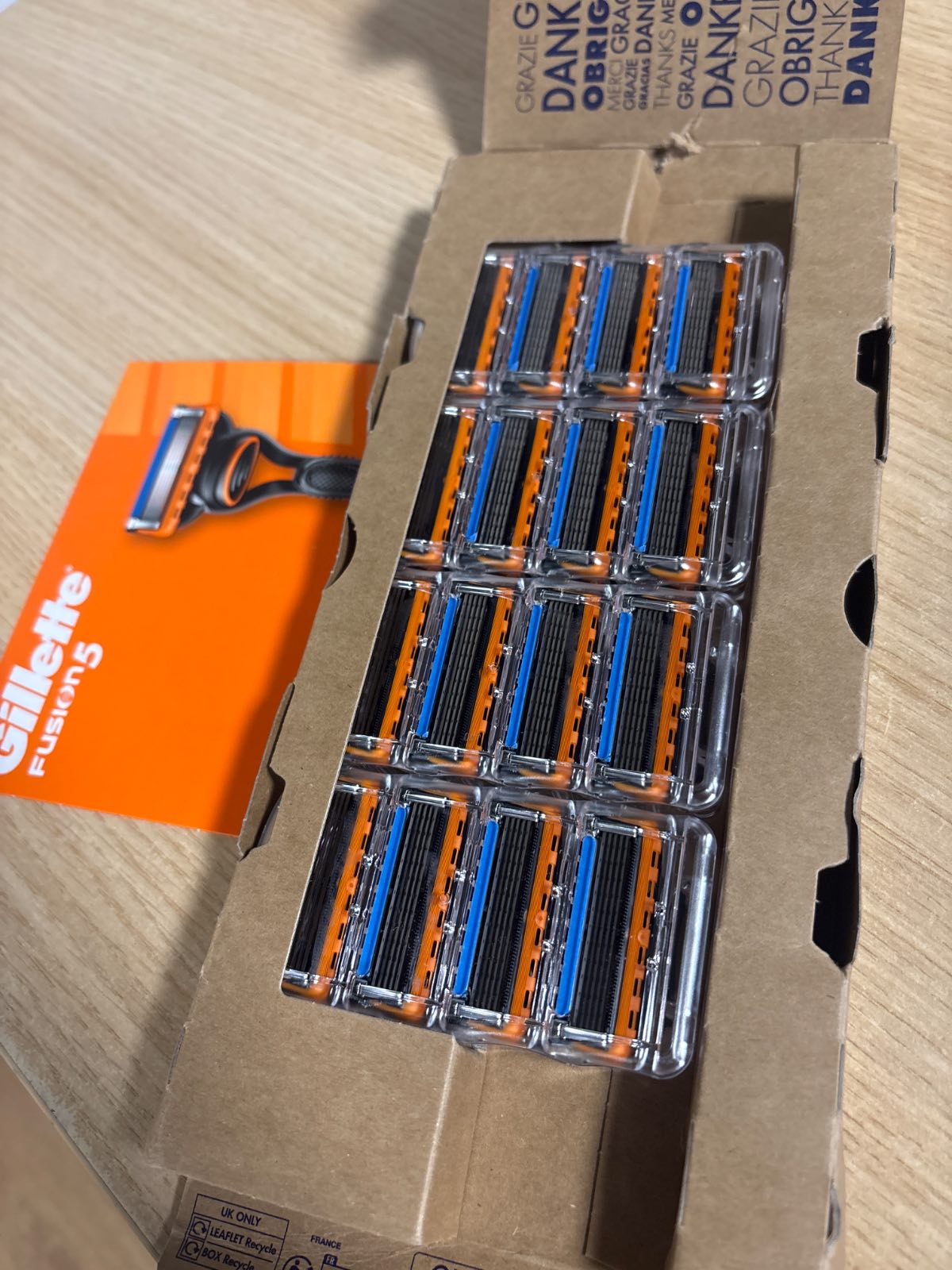296652 - GILLETTE Brisqe rroje Fusion5, 16 tehe zëvendësuese origjinale, tehe për burra me shirit lubrifikues