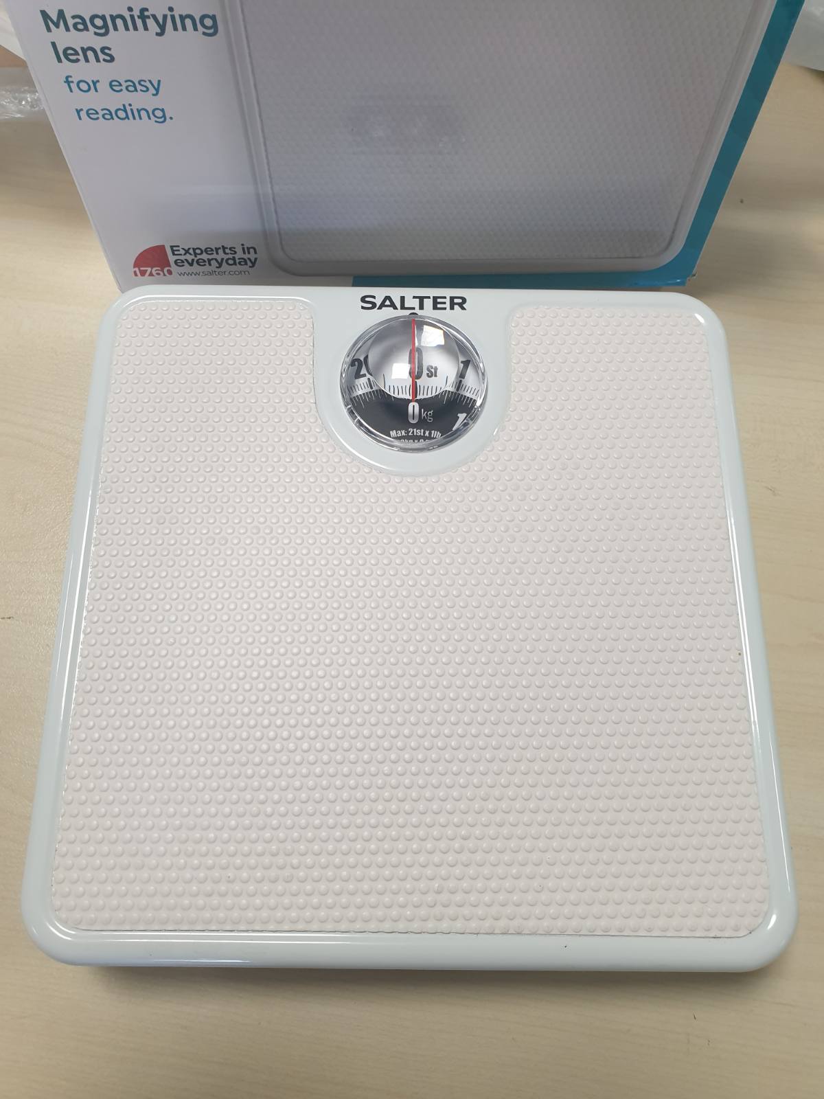275634 - SALTER Peshore Mekanike Banjo, kapacitet 133 kg, ekran rrotullues, dizajn kompakt, pa bateri, model 489JS WHDR