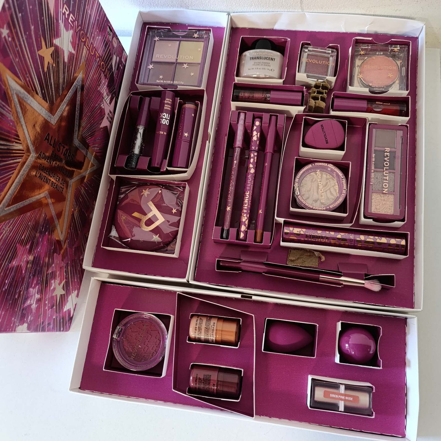 292550 - REVOLUTION MAKEUP - Kalendari i Adventit 2025, 24 artikuj bukurie, set dhuratë me shkëlqyes buzësh, highlighter, skuqës, furça dhe rimel, Vegan dhe pa mizori