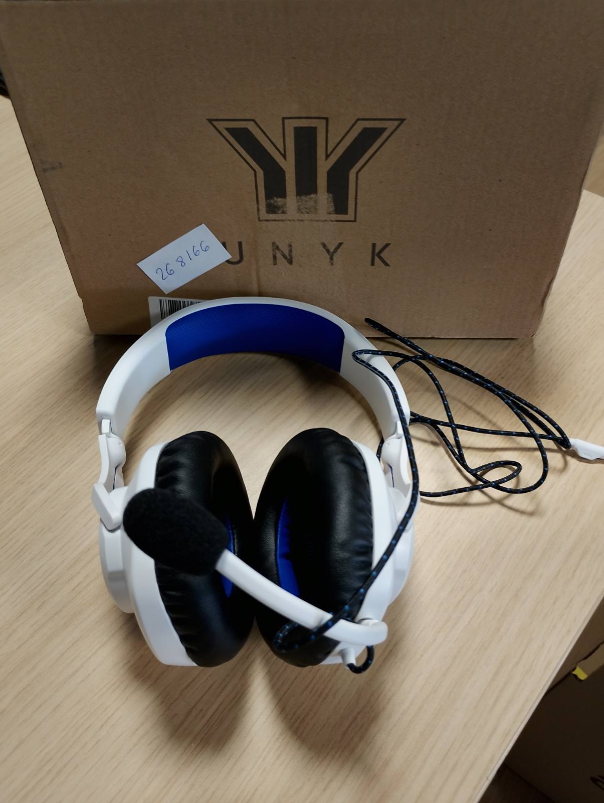 268166 - JBL QUANTUM 100P – Kufje për Lojëra me Tel – Mikrofon i Lëvizshëm – Të Dizajnuara për PlayStation – E Bardhë dhe Blu