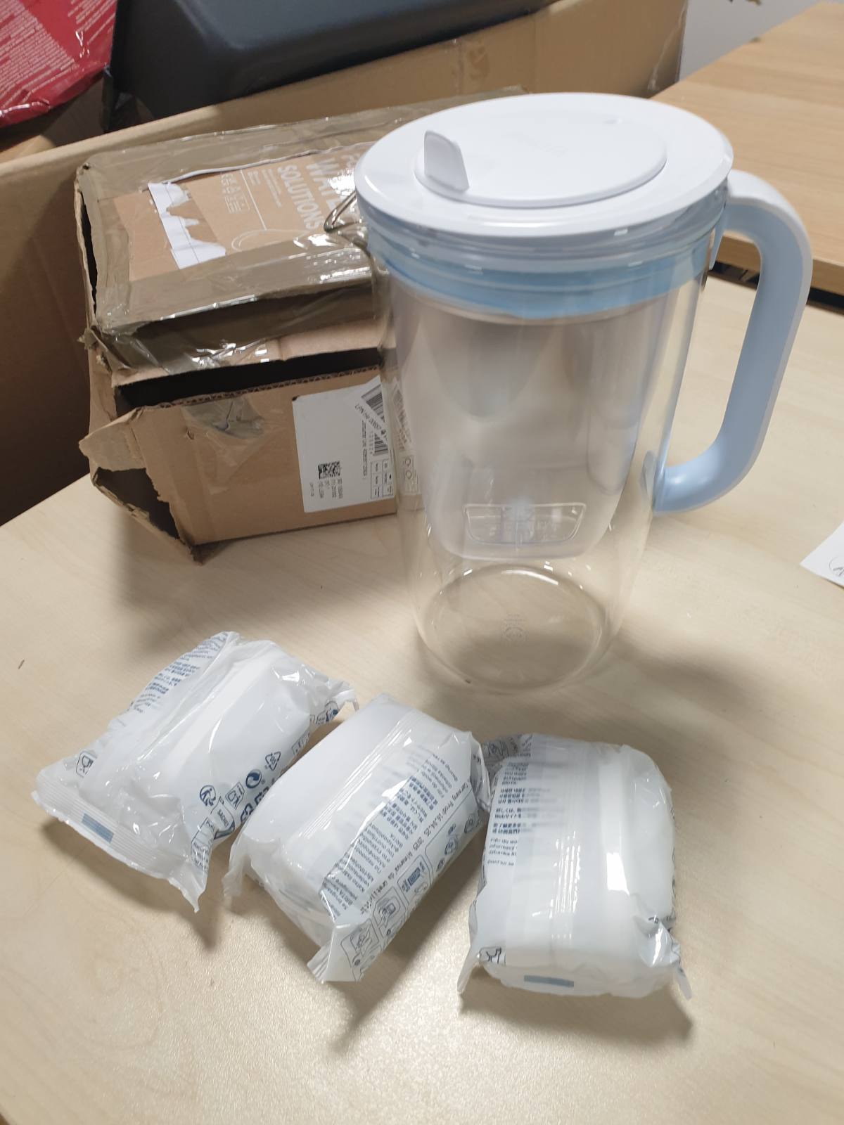 183184 - BRITA - Enë Filtri Uji prej Qelqi Blu dhe Çelëti, 2.5L, me 3 Fishekë MAXTRA PRO dhe Dritë LED Smart – Kapak me Mentesha, Filtron Papastërtitë, Gëlqeren, Metalet
