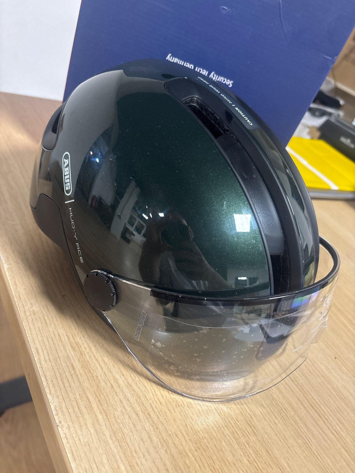 292102 - ABUS Helmetë HUD-Y ACE City - 0.5 kg, me vizore dhe dritë LED magnetike të rikarikueshme, për burra dhe gra