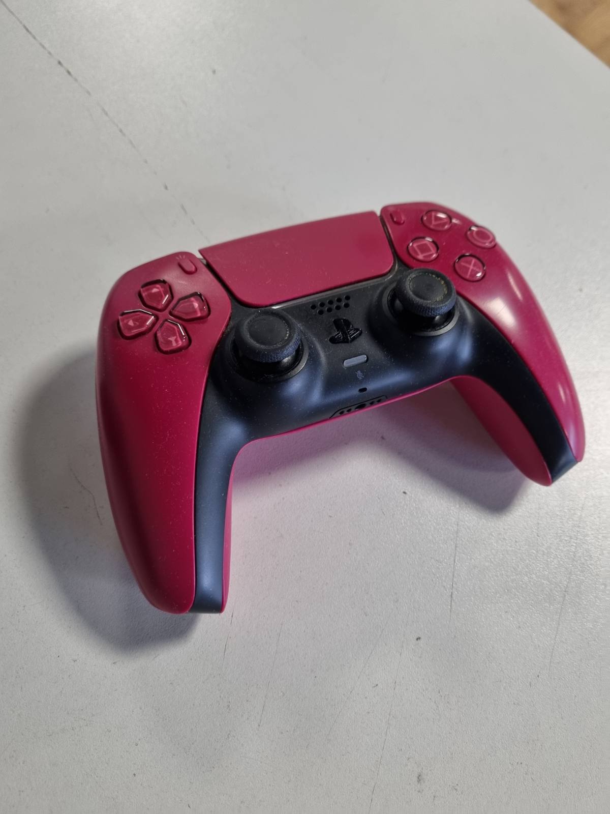 308674 - SONY PlayStation Kontrollues Zyrtar DualSense 5, Pa Tel, Reagim Haptik, Mikrofon i Integruar, Bateri e Rikarikueshme, I Përputhshëm me PS5/PC, Ngjyra: E Kuqe Kozmike
