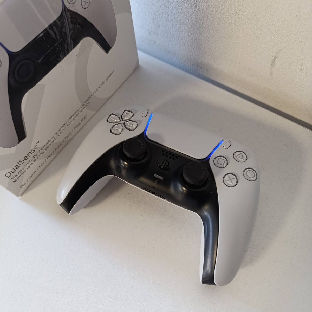 319439 - SONY PLAYSTATION, Kontrollues Zyrtar DualSense 5, pa tel, reagim haptik, shkelës adaptues, mikrofon i integruar, bateri e rikarikueshme, i përputhshëm me PS5/PC, ngjyra: dy ngjyrash