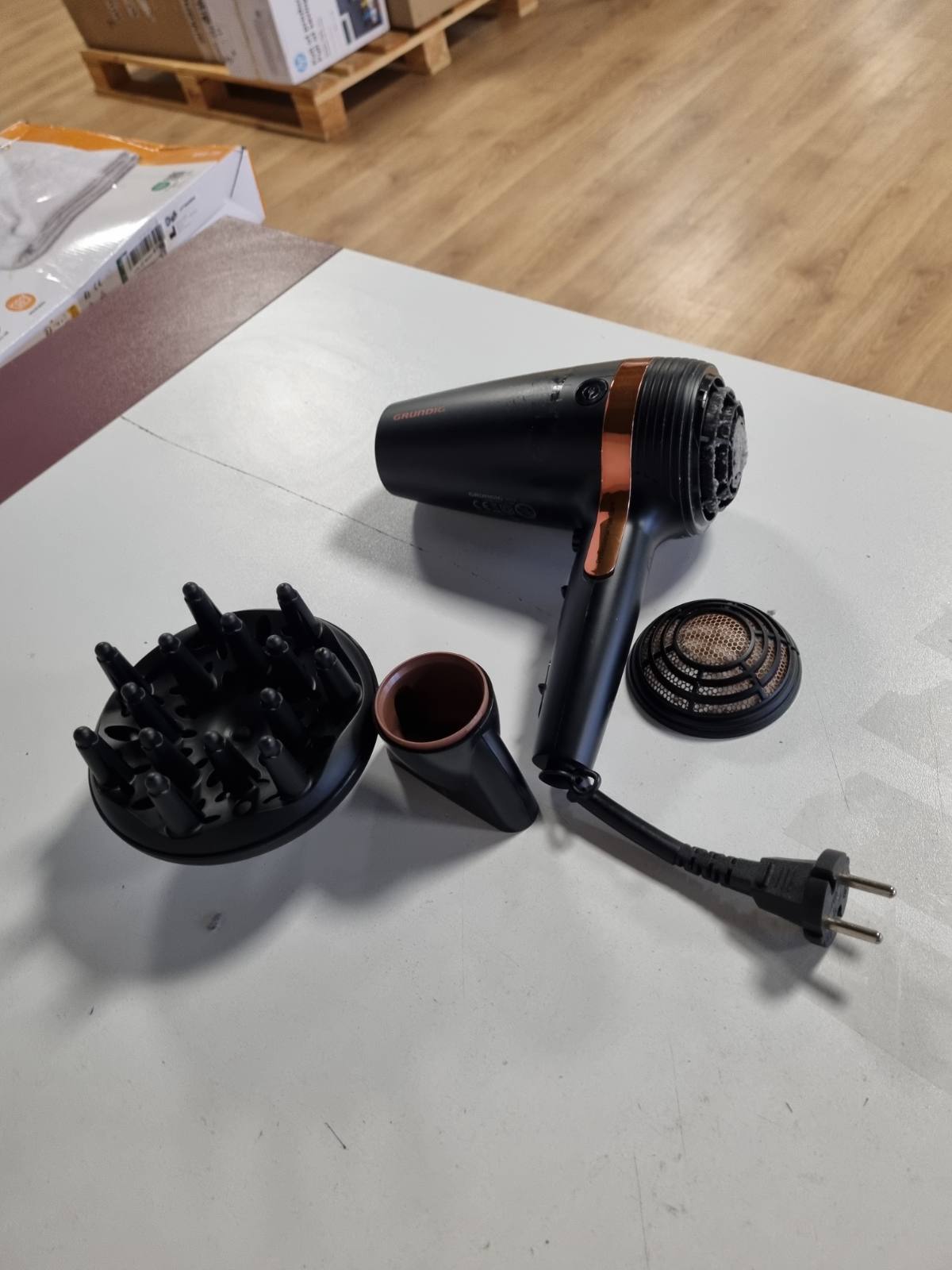 298232 - GRUNDIG Tharëse flokësh Naturashine HD 7081, 2100W, funksion joni, kabllo tërheqëse, qeramike me vaj makadamia dhe kokosi, grykë Cool Touch, e zezë/Ar rozë