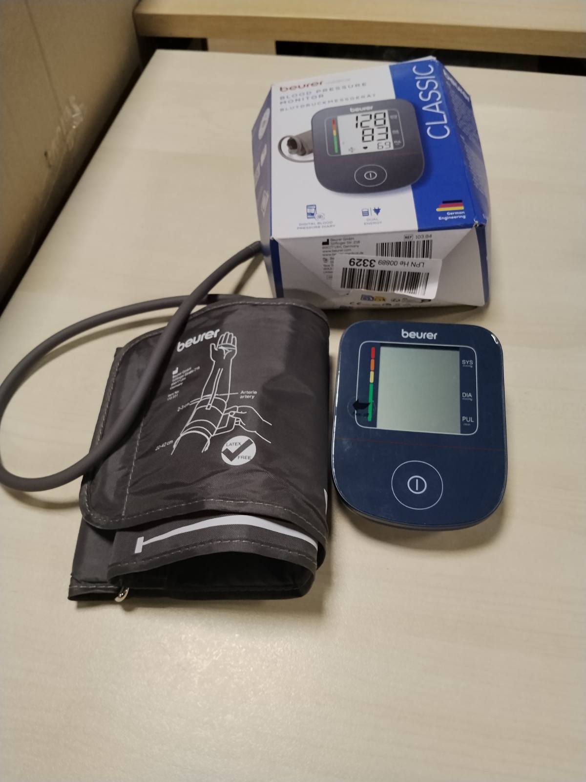 300703 - BEURER Monitor tensioni i gjakut BM 25, për krahun e sipërm, funksionim me një buton, matje e saktë, zbulim i aritmisë, port USB-C, përfshin manshetë, transferim të dhënash në Apple Health
