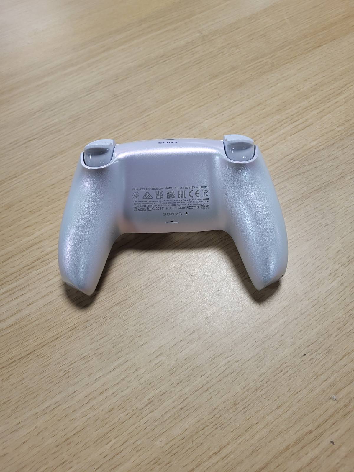 276256 - SONY PLAYSTATION, Kontrollues Zyrtar DualSense 5, Pa Tel, Reagim Haptik, Shkelës Adaptues, Mikrofon i Integruar, Bateri e Rikarikueshme, E Përputhshme me PS5/PC, Ngjyra: Chroma Pearl