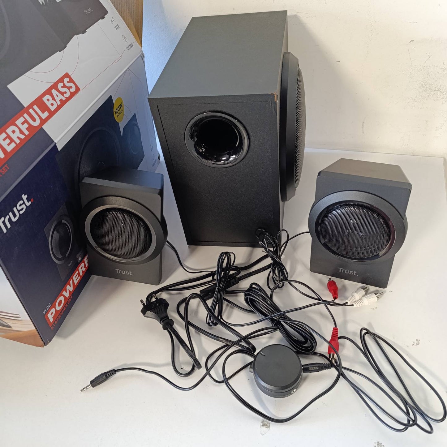 319599 - TRUST Sistem altoparlantësh për PC Yuri 2.1 me subwoofer druri, Fuqi maksimale 120W, Kontroll i volumit me kabllo, prizë kufjesh dhe lidhje linje, i zi