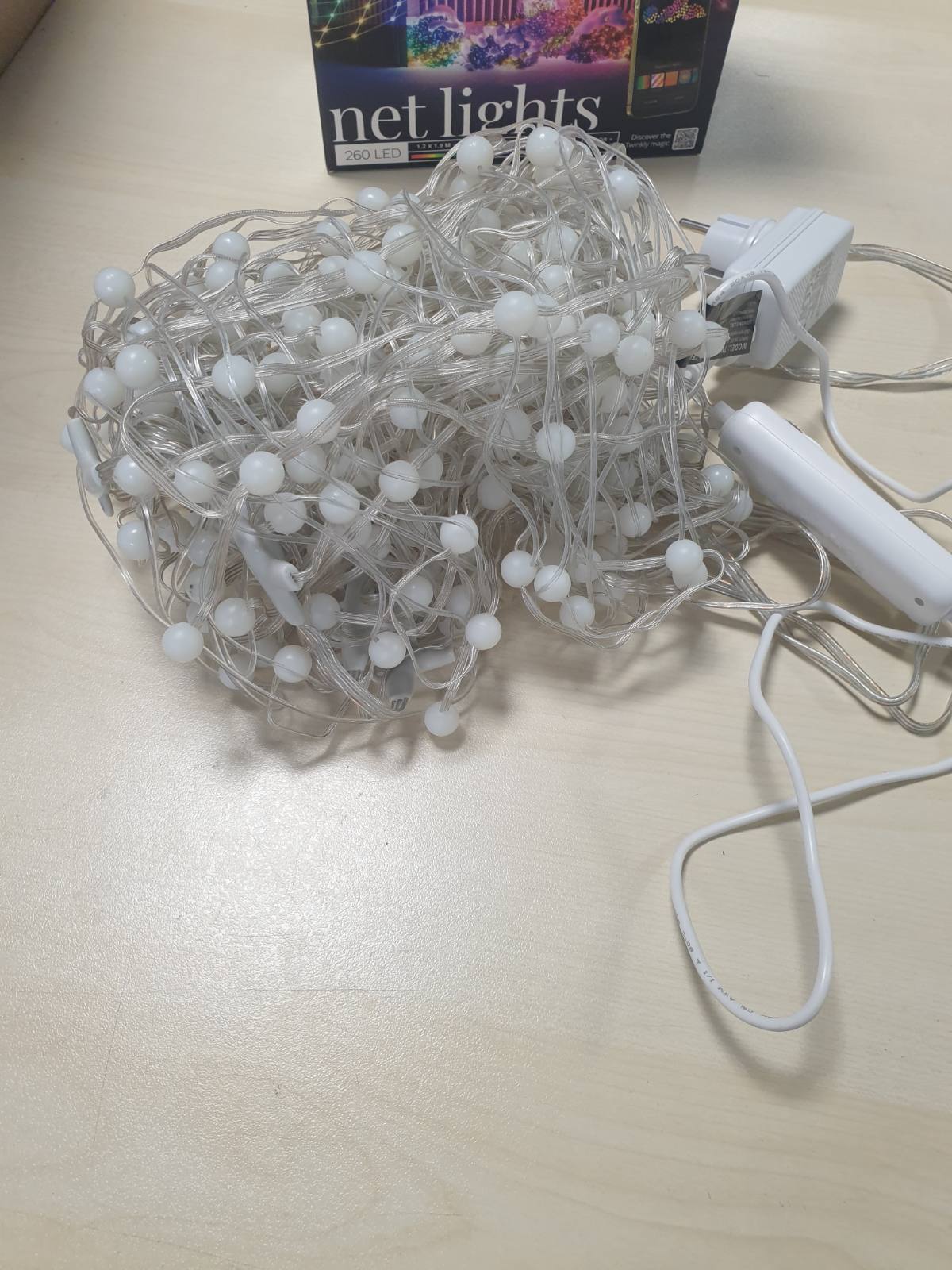 221086 - Dritat Twinkly Net, Rrjetë LED fleksibël me 260 LED RGB të hartëzueshme, Shirit drite për jashtë dhe brenda, Drita inteligjente, të pajtueshme me Alexa, Google Home, IP44, Kabllo transparente, 1.2m x 1.9m
